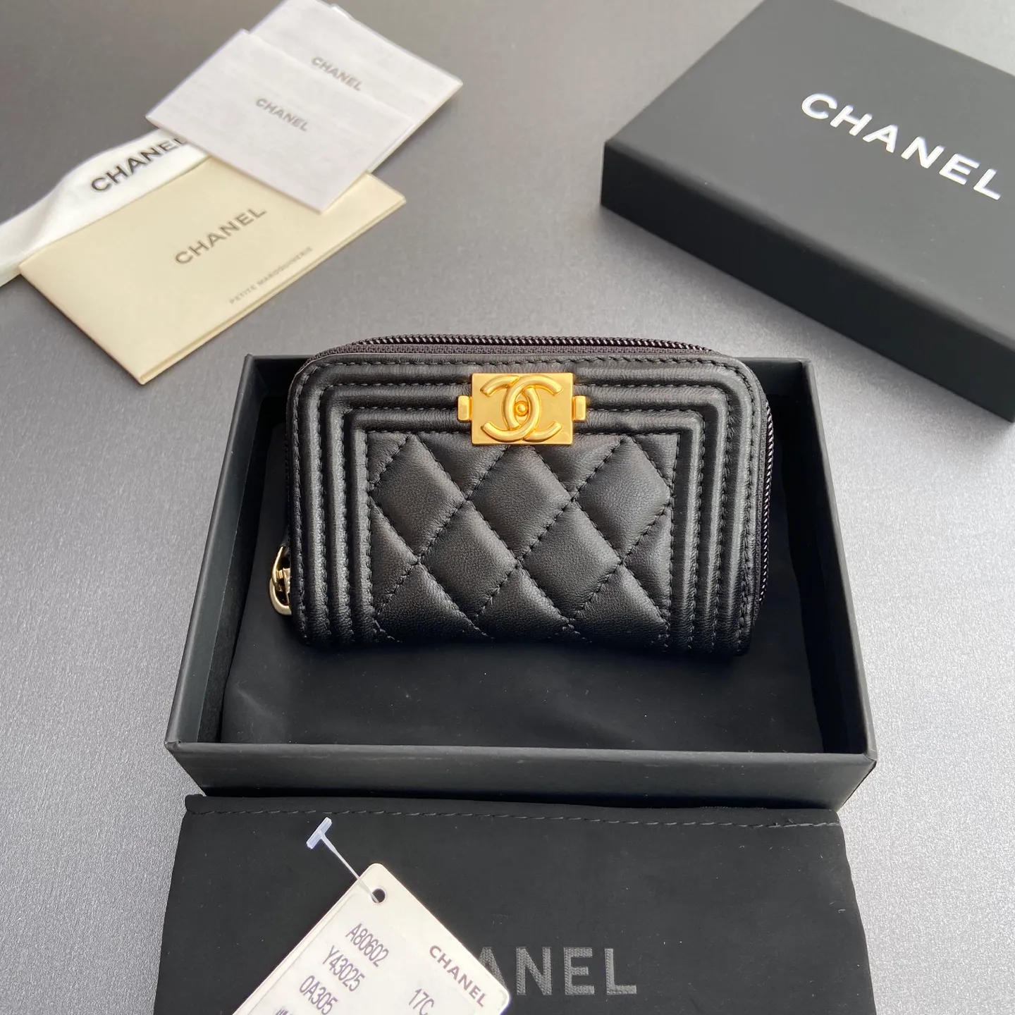 Xiaoxiang imported Italian leather Item number: A80602 Price: 320 Size: w11×h7.5×d2cm Color: black sheepskin gold hardware