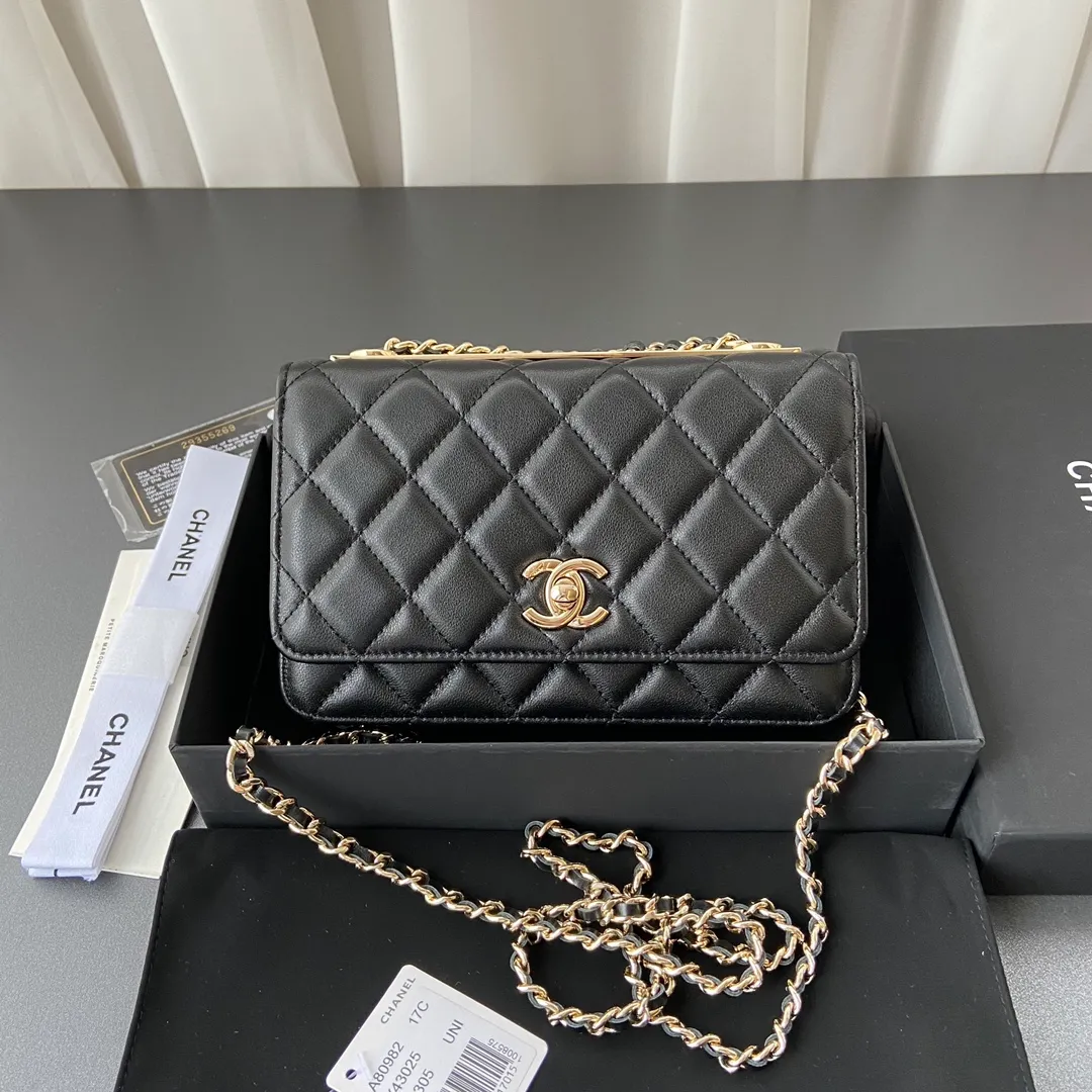 Xiaoxiang imported Italian lambskin Item number: A80982 Price: 800 Size: w13×h19.5×3.5cm Color: black lambskin gold steel mark