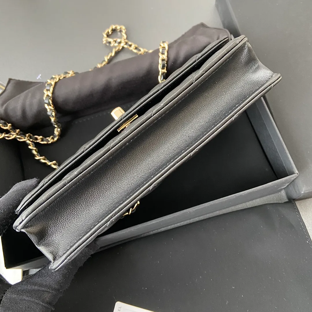 Xiaoxiang imported Italian lambskin Item number: A80982 Price: 800 Size: w13×h19.5×3.5cm Color: black lambskin gold steel mark