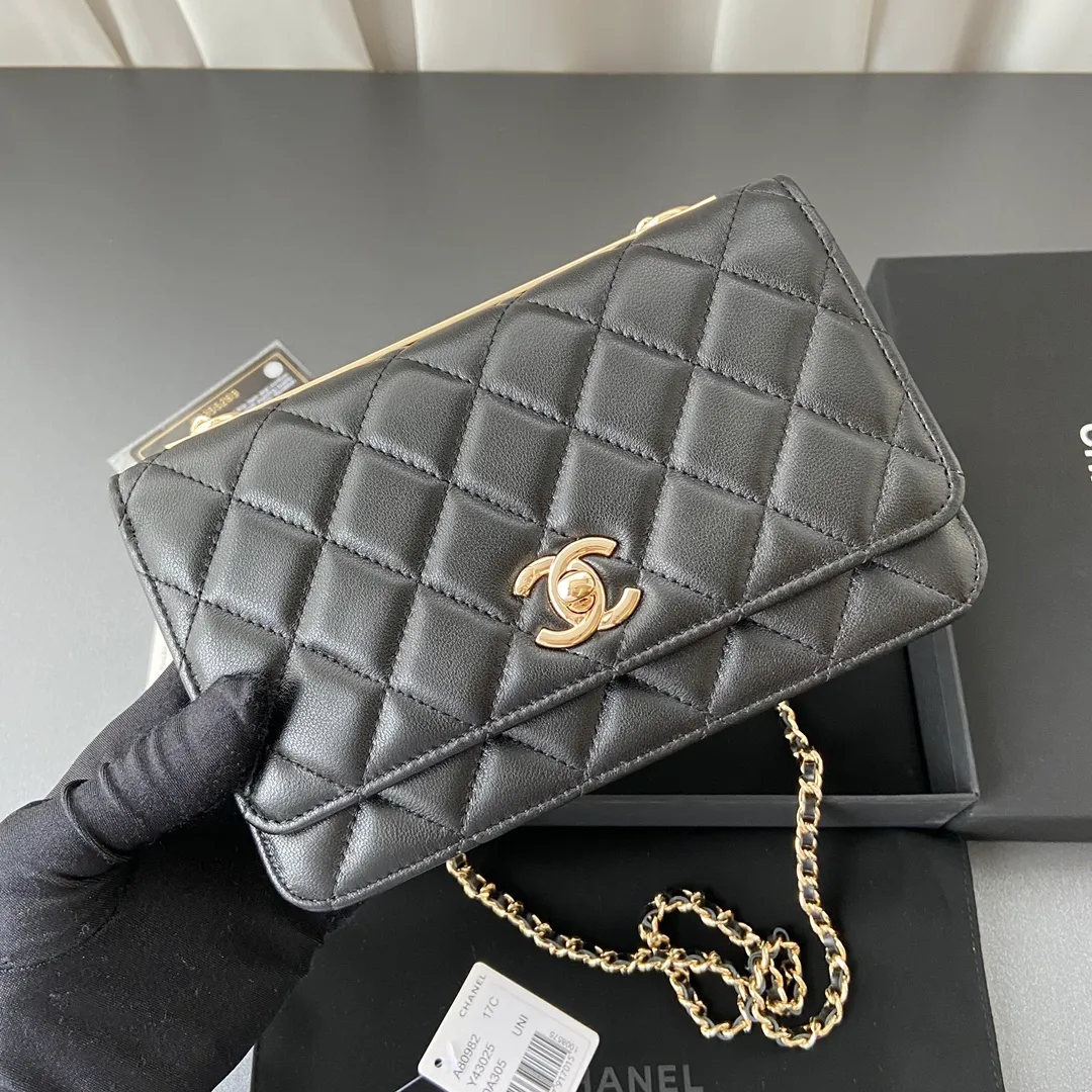 Xiaoxiang imported Italian lambskin Item number: A80982 Price: 800 Size: w13×h19.5×3.5cm Color: black lambskin gold steel mark