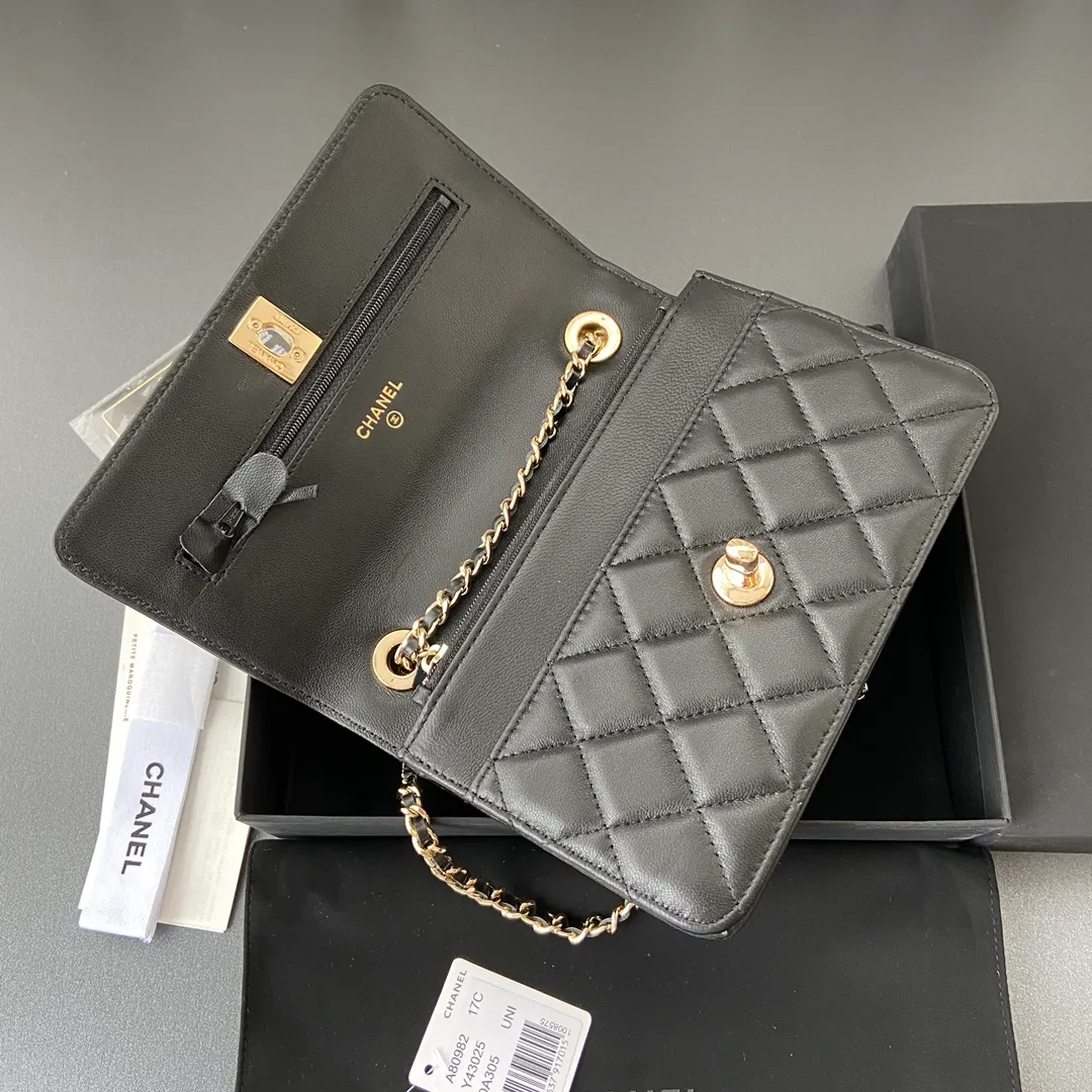 Xiaoxiang imported Italian lambskin Item number: A80982 Price: 800 Size: w13×h19.5×3.5cm Color: black lambskin gold steel mark