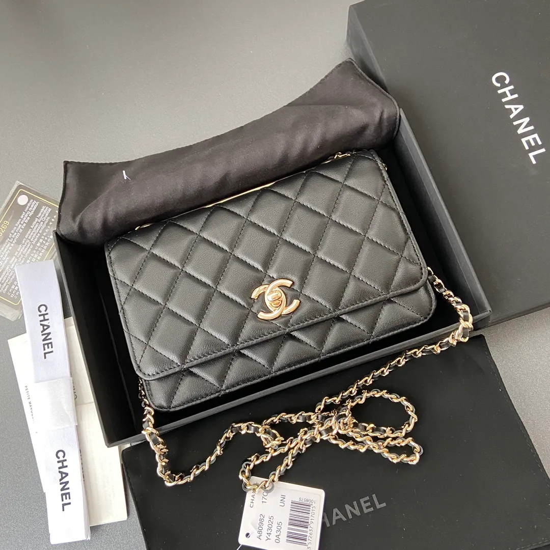 Xiaoxiang imported Italian lambskin Item number: A80982 Price: 800 Size: w13×h19.5×3.5cm Color: black lambskin gold steel mark