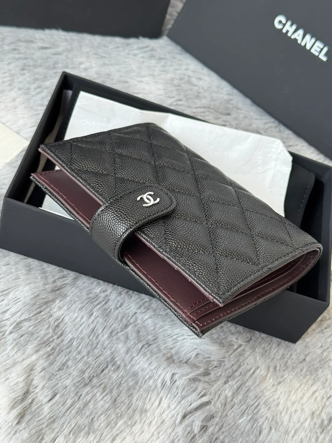 💰440💰4050 New product launched Passport wallet 2-in-1 passport holder that can hold cash, credit card and passport. CHANEL multifunctional passport holder, original quality, imported caviar, cowhide, color as shown in the picture, exclusive real shot, this design may also enter the classic series in the future. Style number: AP6392 Size: 15*10*3cm.