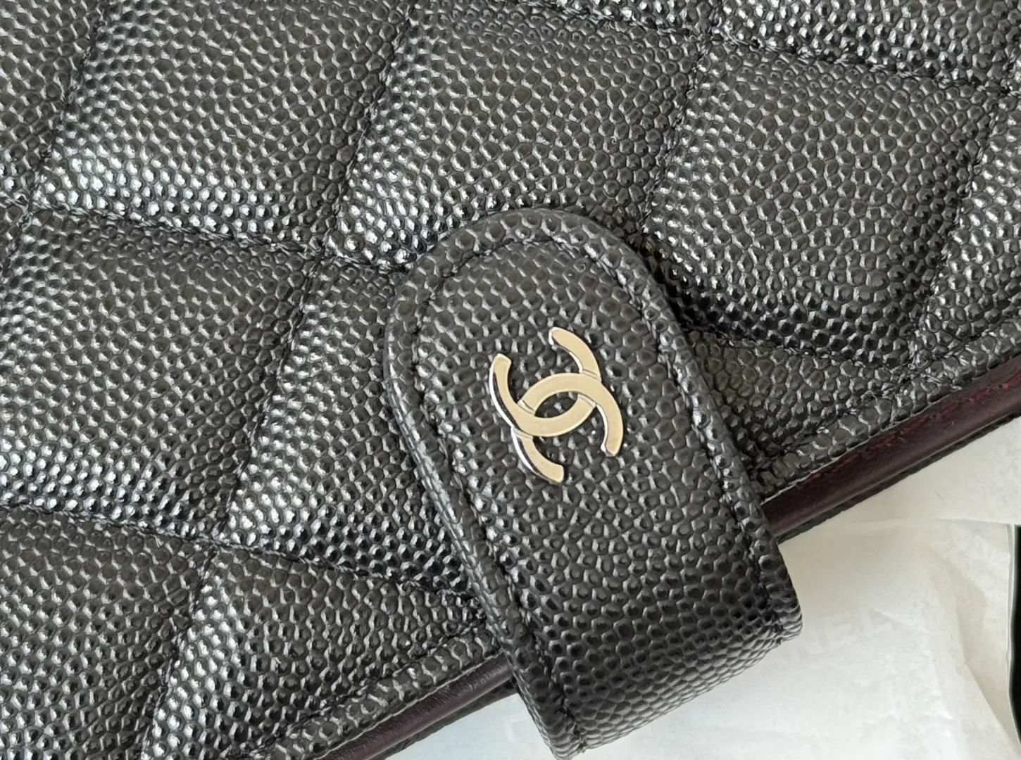💰440💰4050 New product launched Passport wallet 2-in-1 passport holder that can hold cash, credit card and passport. CHANEL multifunctional passport holder, original quality, imported caviar, cowhide, color as shown in the picture, exclusive real shot, this design may also enter the classic series in the future. Style number: AP6392 Size: 15*10*3cm.