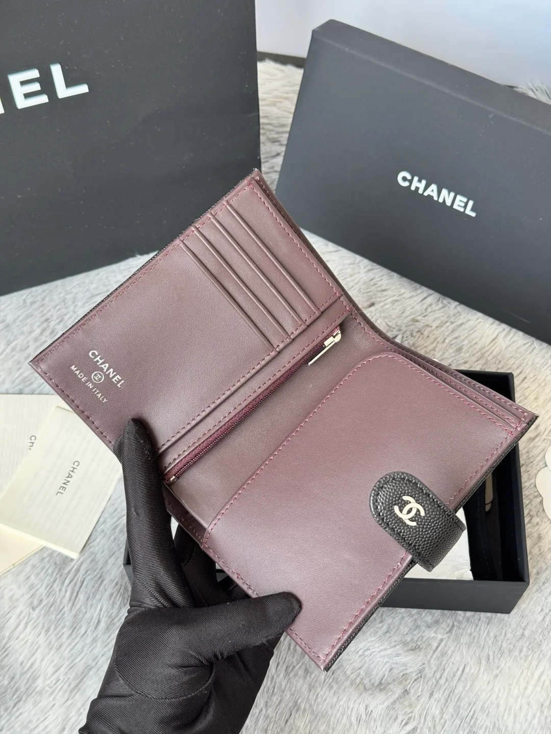 💰440💰4050 New product launched Passport wallet 2-in-1 passport holder that can hold cash, credit card and passport. CHANEL multifunctional passport holder, original quality, imported caviar, cowhide, color as shown in the picture, exclusive real shot, this design may also enter the classic series in the future. Style number: AP6392 Size: 15*10*3cm.