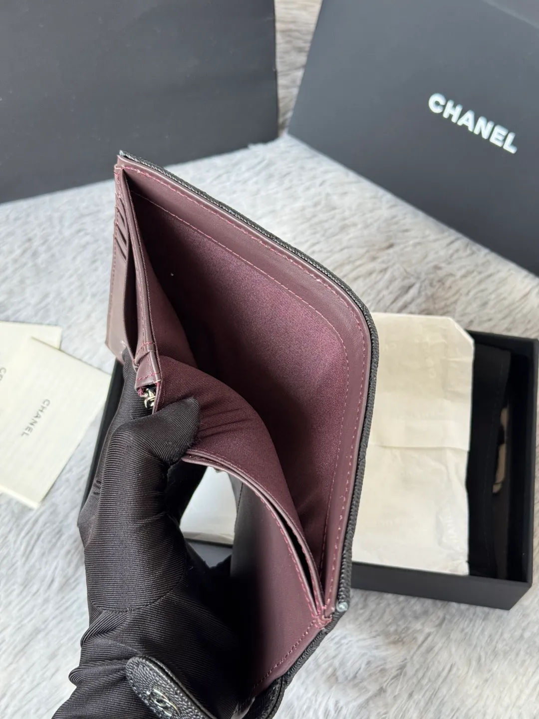 💰440💰4050 New product launched Passport wallet 2-in-1 passport holder that can hold cash, credit card and passport. CHANEL multifunctional passport holder, original quality, imported caviar, cowhide, color as shown in the picture, exclusive real shot, this design may also enter the classic series in the future. Style number: AP6392 Size: 15*10*3cm.
