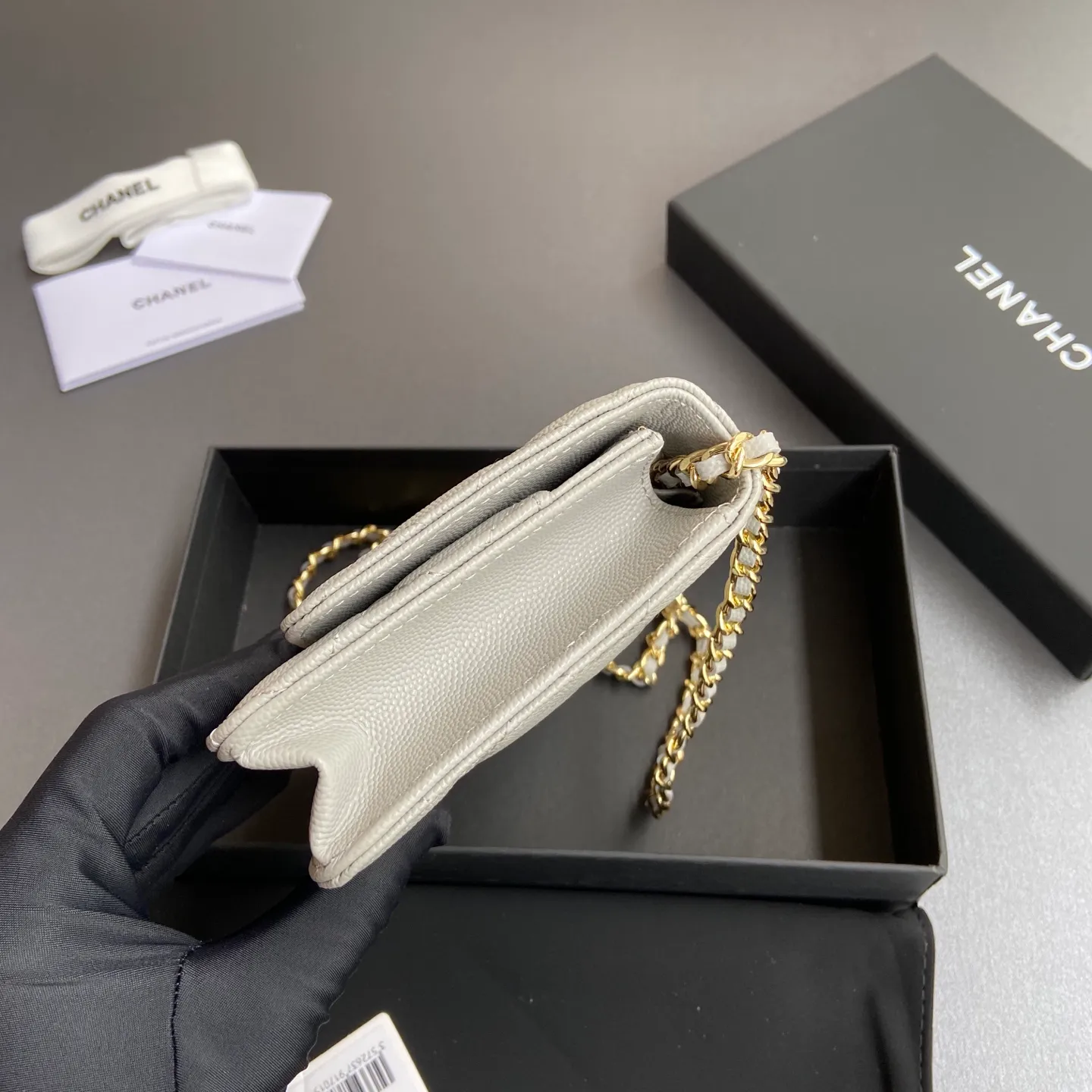 Xiaoxiang imported Italian grained calfskin Item No.: A0250 Price: 640 Size: w20×h13×d3.5cm Color: Light gray fine ball pattern golden steel mark