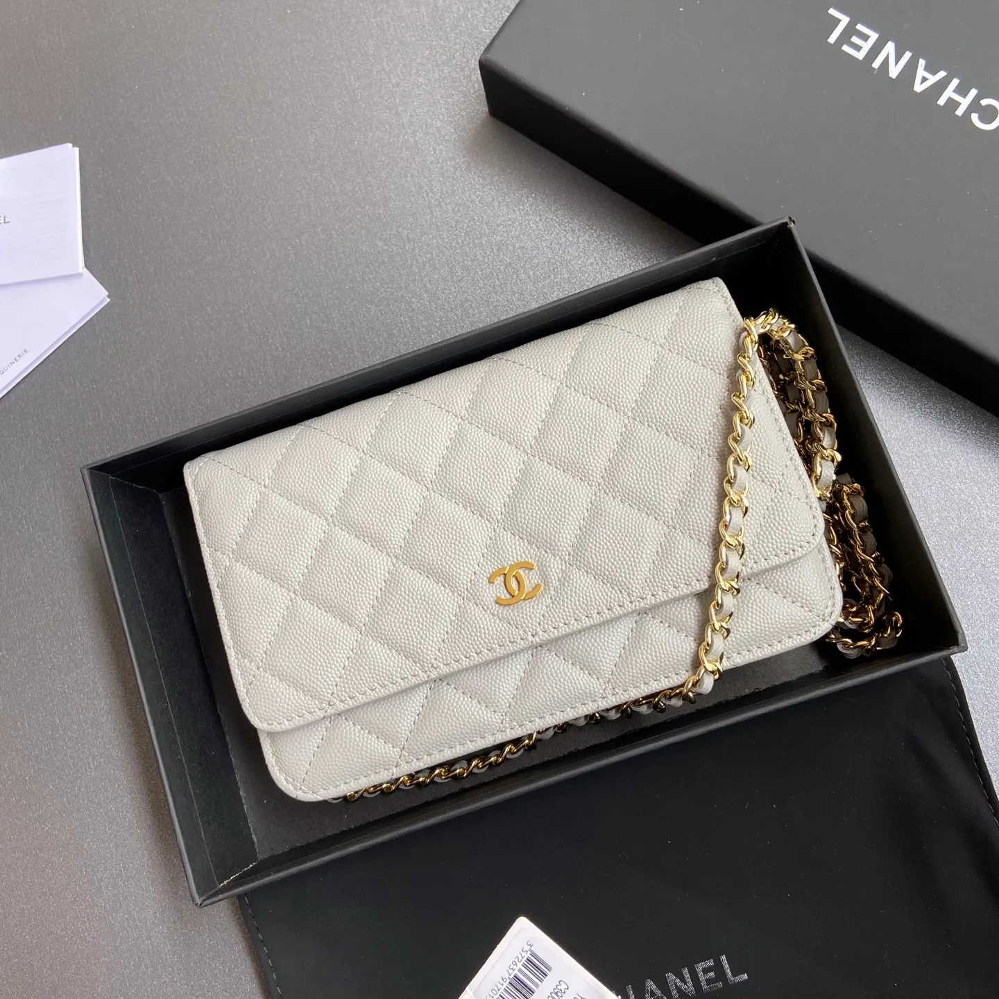 Xiaoxiang imported Italian grained calfskin Item No.: A0250 Price: 640 Size: w20×h13×d3.5cm Color: Light gray fine ball pattern golden steel mark