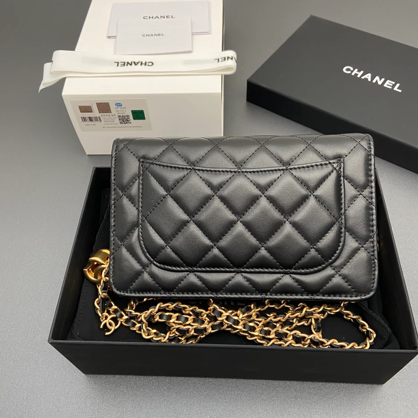 Xiaoxiang imported Italian lambskin 25Bwoc double C snap button adjustable chain, fashionable and classic but not outdated Item number: AP7876 Price: 860 Size: w19×h12×d4.5cm Color: black sheepskin gold hardware
