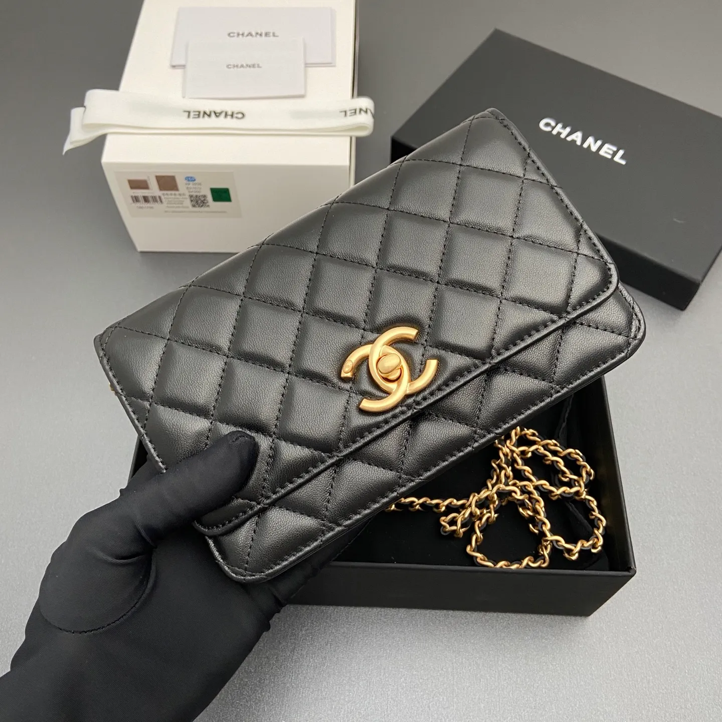 Xiaoxiang imported Italian lambskin 25Bwoc double C snap button adjustable chain, fashionable and classic but not outdated Item number: AP7876 Price: 860 Size: w19×h12×d4.5cm Color: black sheepskin gold hardware