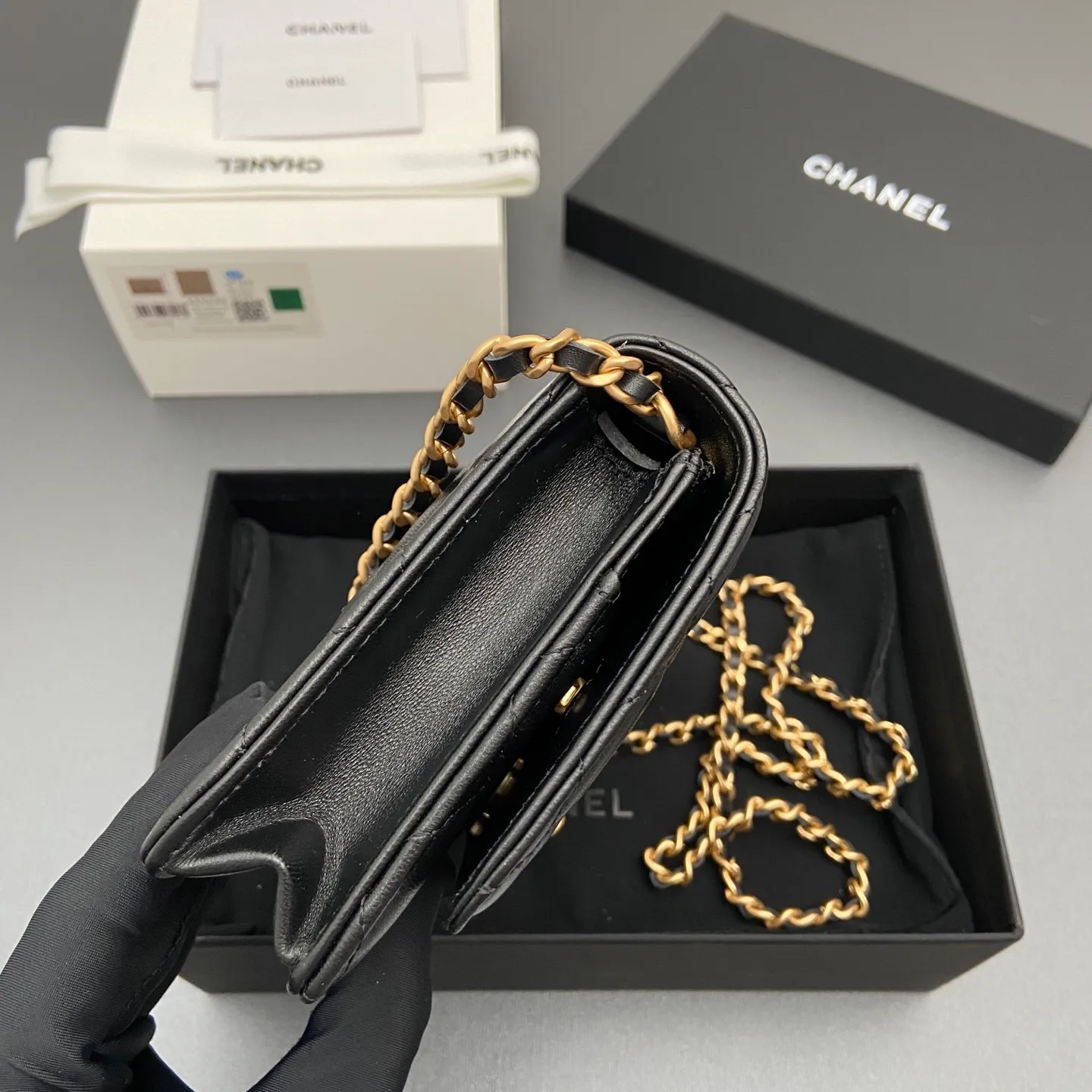 Xiaoxiang imported Italian lambskin 25Bwoc double C snap button adjustable chain, fashionable and classic but not outdated Item number: AP7876 Price: 860 Size: w19×h12×d4.5cm Color: black sheepskin gold hardware