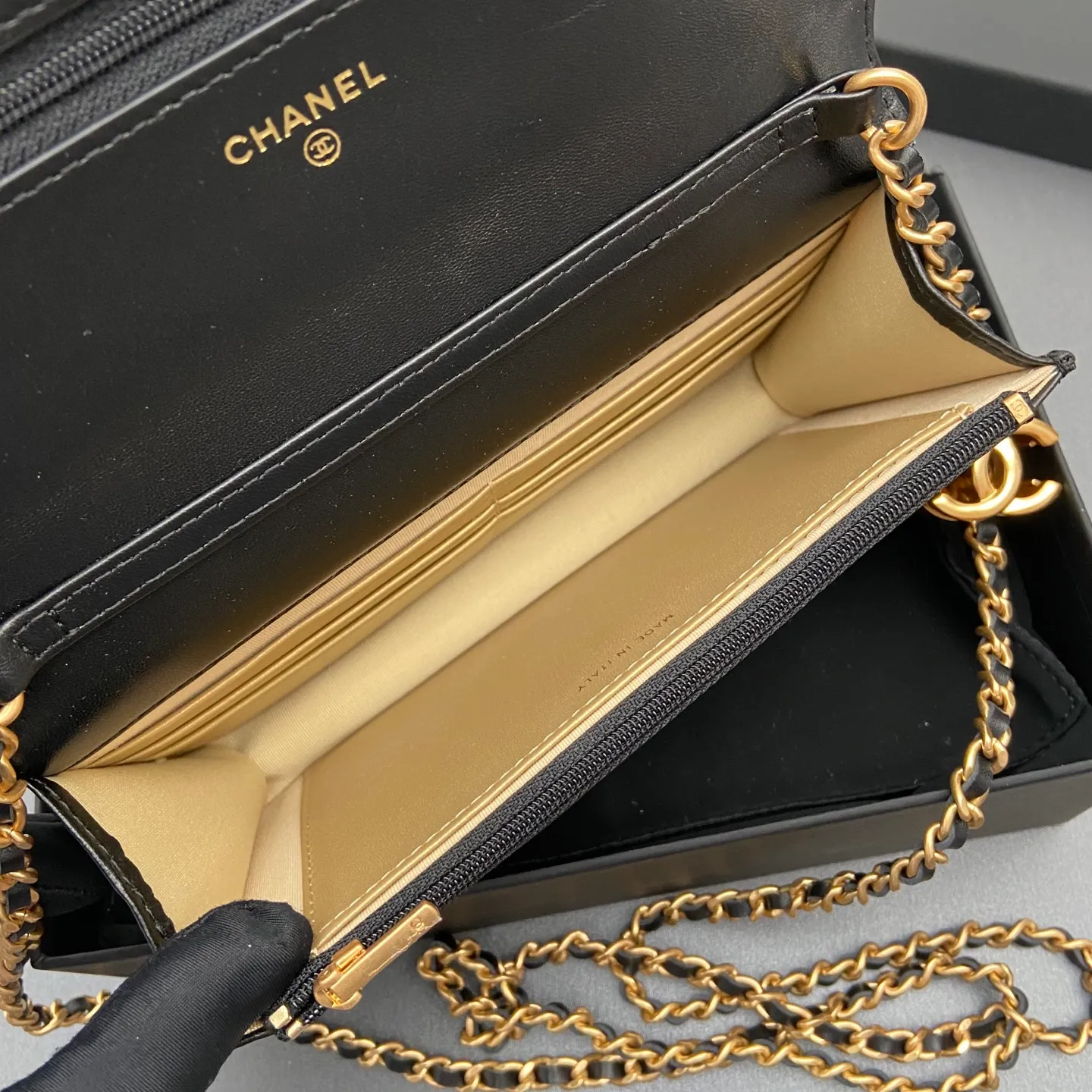 Xiaoxiang imported Italian lambskin 25Bwoc double C snap button adjustable chain, fashionable and classic but not outdated Item number: AP7876 Price: 860 Size: w19×h12×d4.5cm Color: black sheepskin gold hardware