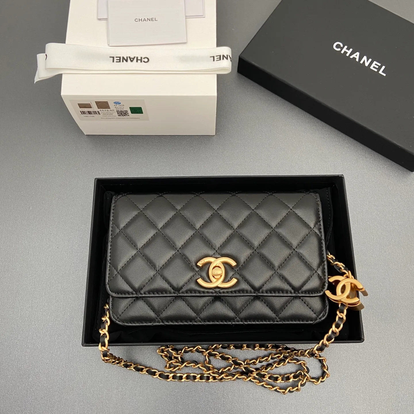 Xiaoxiang imported Italian lambskin 25Bwoc double C snap button adjustable chain, fashionable and classic but not outdated Item number: AP7876 Price: 860 Size: w19×h12×d4.5cm Color: black sheepskin gold hardware