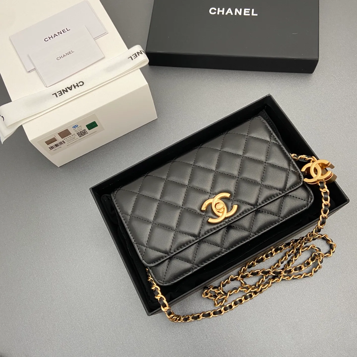 Xiaoxiang imported Italian lambskin 25Bwoc double C snap button adjustable chain, fashionable and classic but not outdated Item number: AP7876 Price: 860 Size: w19×h12×d4.5cm Color: black sheepskin gold hardware