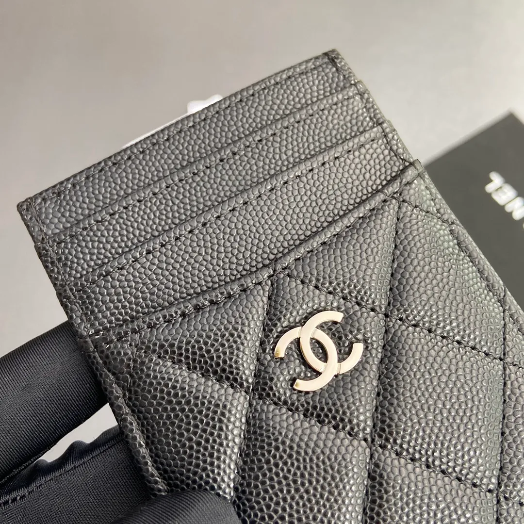 [Special grade hardware original leather] ¥260 Xiaoxiang card holder series Quilted card holder with iconic metal logo Silver tone metal hardware, exclusive Italian imported leather 5 card slots No.: 3595 Size: w8×11.5cm