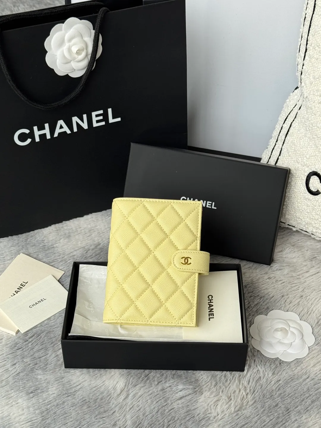 💰440💰4050 New product launched Passport wallet 2-in-1 passport holder that can hold cash, credit card and passport. CHANEL multifunctional passport holder, original quality, imported caviar, cowhide, color as shown in the picture, exclusive real shot, this design may also enter the classic series in the future. Style number: AP6392 Size: 15*10*3cm.