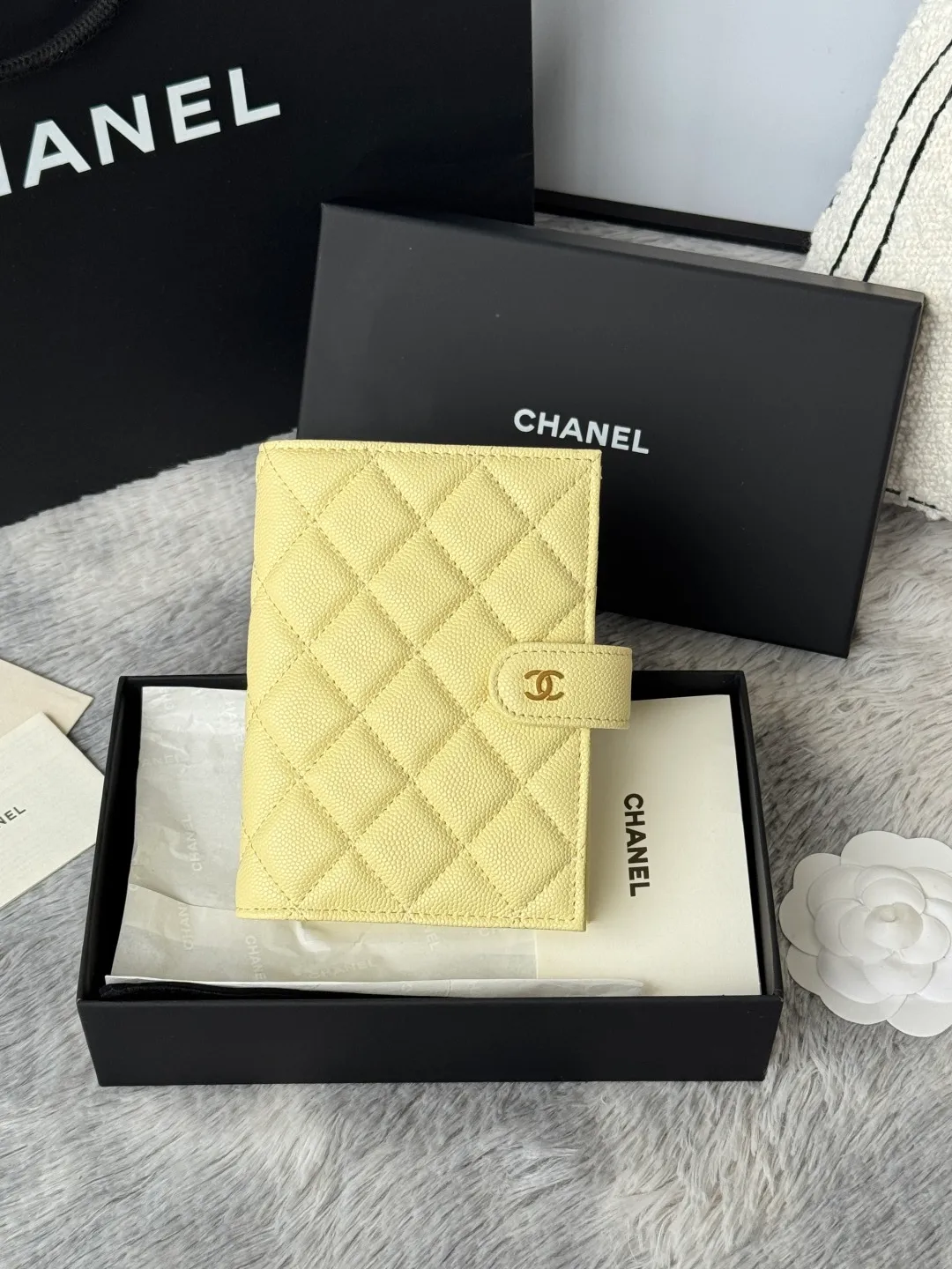 💰440💰4050 New product launched Passport wallet 2-in-1 passport holder that can hold cash, credit card and passport. CHANEL multifunctional passport holder, original quality, imported caviar, cowhide, color as shown in the picture, exclusive real shot, this design may also enter the classic series in the future. Style number: AP6392 Size: 15*10*3cm.