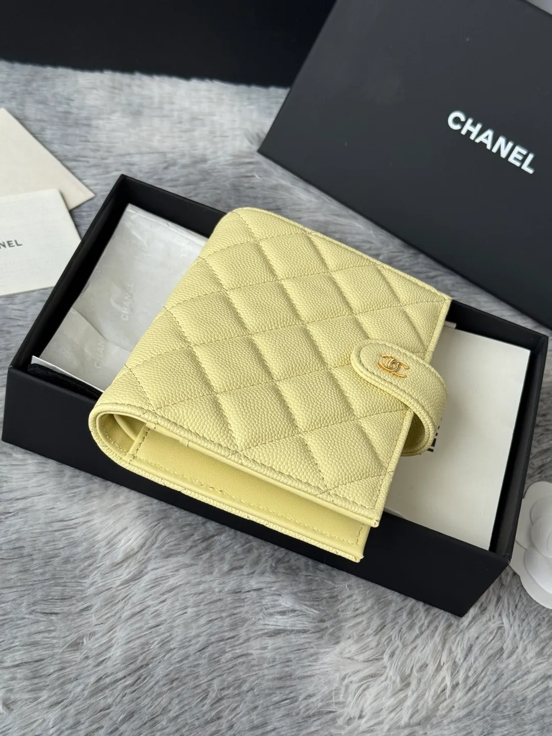 💰440💰4050 New product launched Passport wallet 2-in-1 passport holder that can hold cash, credit card and passport. CHANEL multifunctional passport holder, original quality, imported caviar, cowhide, color as shown in the picture, exclusive real shot, this design may also enter the classic series in the future. Style number: AP6392 Size: 15*10*3cm.