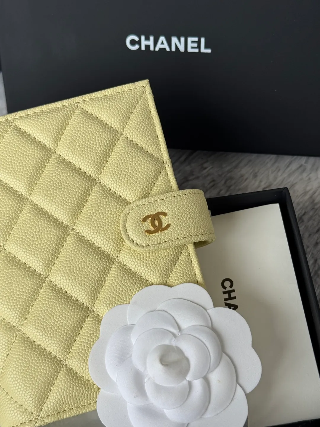 💰440💰4050 New product launched Passport wallet 2-in-1 passport holder that can hold cash, credit card and passport. CHANEL multifunctional passport holder, original quality, imported caviar, cowhide, color as shown in the picture, exclusive real shot, this design may also enter the classic series in the future. Style number: AP6392 Size: 15*10*3cm.