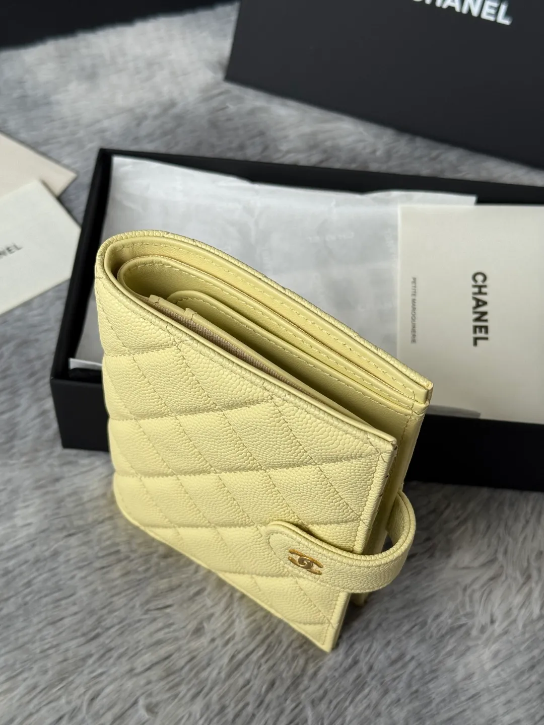 💰440💰4050 New product launched Passport wallet 2-in-1 passport holder that can hold cash, credit card and passport. CHANEL multifunctional passport holder, original quality, imported caviar, cowhide, color as shown in the picture, exclusive real shot, this design may also enter the classic series in the future. Style number: AP6392 Size: 15*10*3cm.