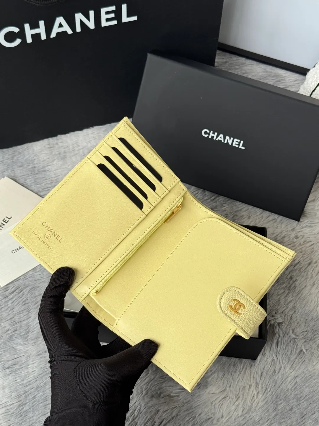 💰440💰4050 New product launched Passport wallet 2-in-1 passport holder that can hold cash, credit card and passport. CHANEL multifunctional passport holder, original quality, imported caviar, cowhide, color as shown in the picture, exclusive real shot, this design may also enter the classic series in the future. Style number: AP6392 Size: 15*10*3cm.