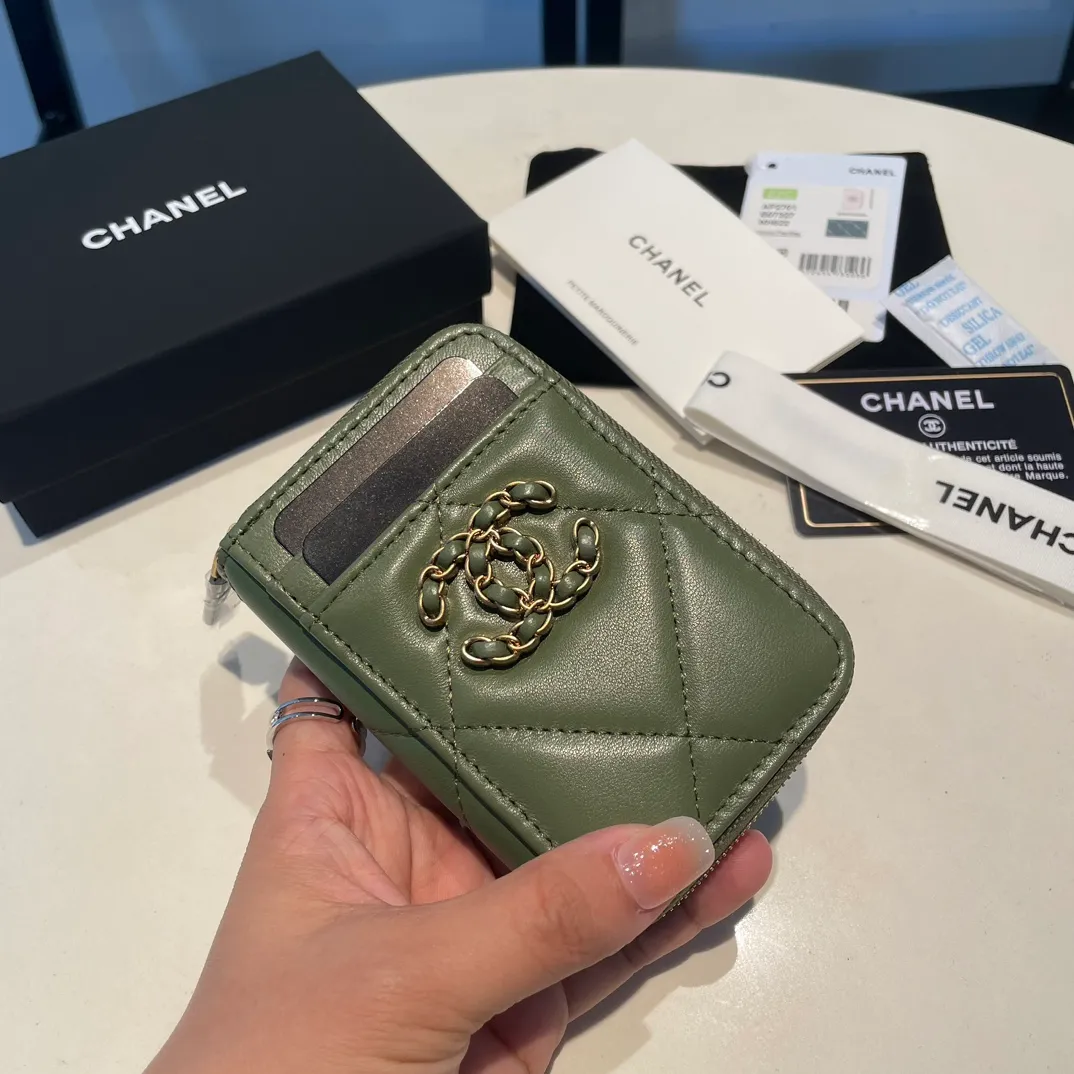 💰320😊Upgraded version💋🆕Ohanel new color🆕The latest zipper card holder with multiple card slots. The texture of goatskin is unparalleled. 😼The 19 series that is mainly recommended this season is a big rhombus with a strong retro style. I want to buy every color🧸 The logo is eye-catching and unique, the goatskin has a faint luster, and the temperament instantly ups and downs❣The fashionable style and style are also jointly created by Karl and Viard. The first series launched by the new artistic director will be a key recommendation of the brand from this year to next year, conveying the essence of the brand, with a full set of packaging 2701🍃size: 7.5*11cm
