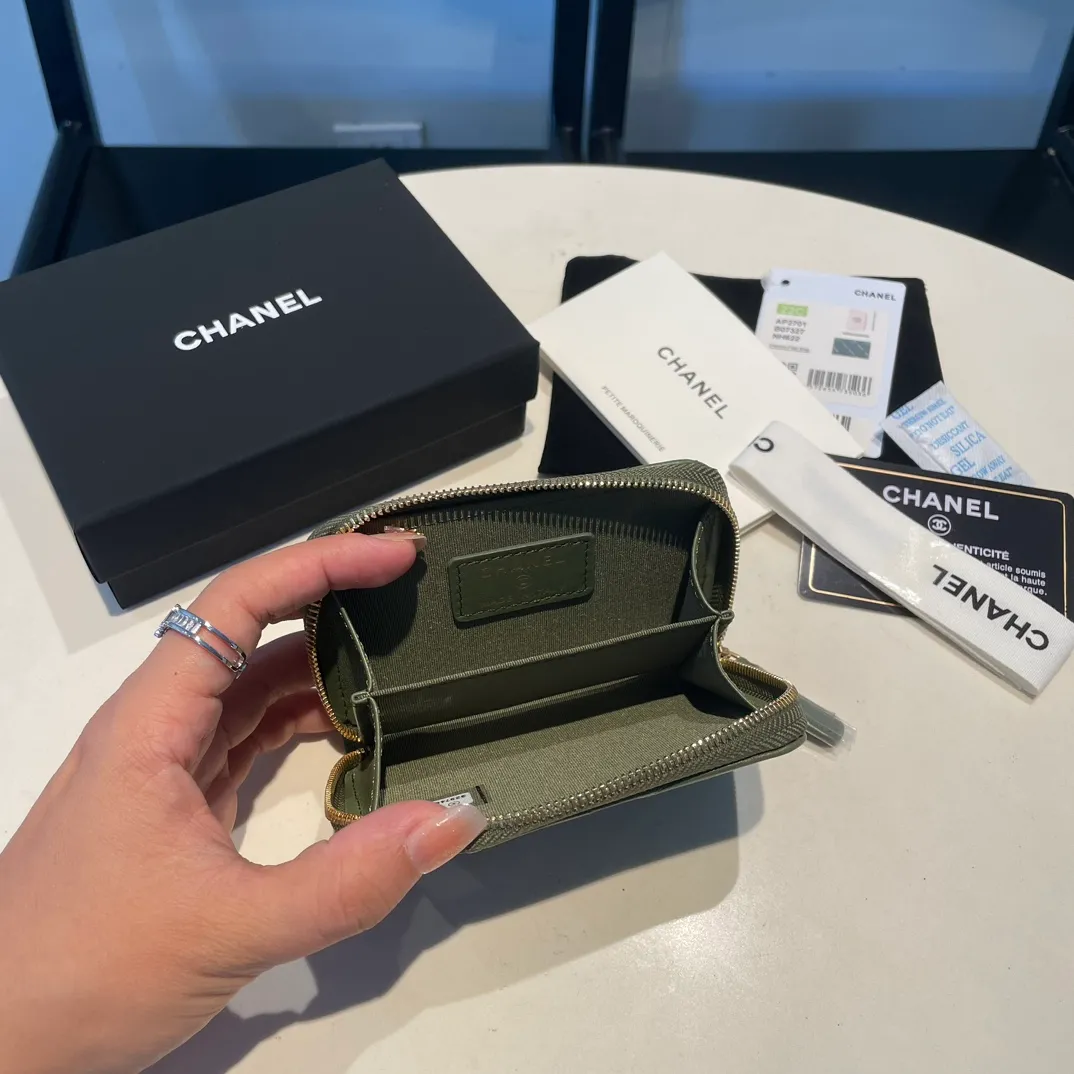 💰320😊Upgraded version💋🆕Ohanel new color🆕The latest zipper card holder with multiple card slots. The texture of goatskin is unparalleled. 😼The 19 series that is mainly recommended this season is a big rhombus with a strong retro style. I want to buy every color🧸 The logo is eye-catching and unique, the goatskin has a faint luster, and the temperament instantly ups and downs❣The fashionable style and style are also jointly created by Karl and Viard. The first series launched by the new artistic director will be a key recommendation of the brand from this year to next year, conveying the essence of the brand, with a full set of packaging 2701🍃size: 7.5*11cm