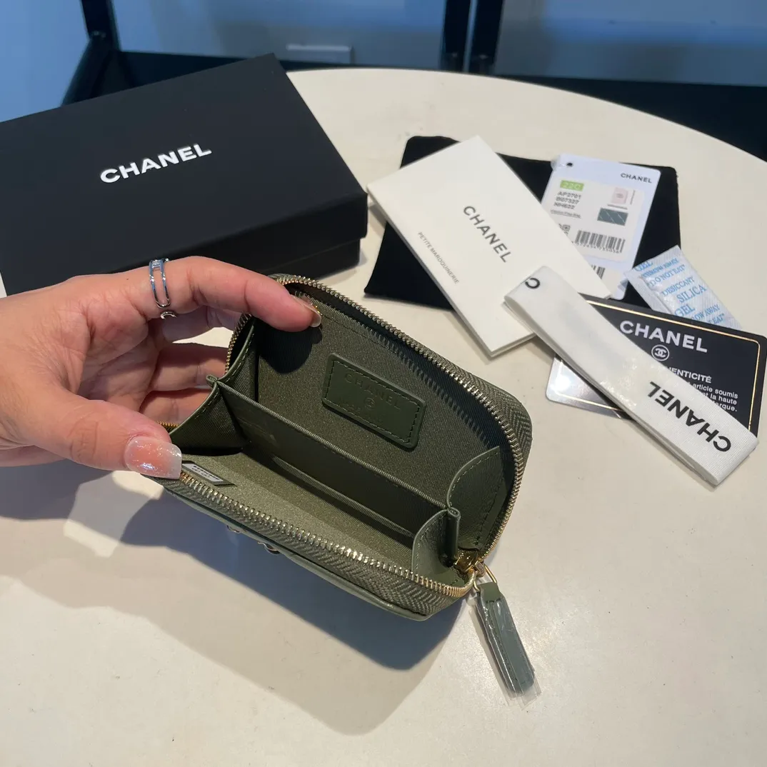 💰320😊Upgraded version💋🆕Ohanel new color🆕The latest zipper card holder with multiple card slots. The texture of goatskin is unparalleled. 😼The 19 series that is mainly recommended this season is a big rhombus with a strong retro style. I want to buy every color🧸 The logo is eye-catching and unique, the goatskin has a faint luster, and the temperament instantly ups and downs❣The fashionable style and style are also jointly created by Karl and Viard. The first series launched by the new artistic director will be a key recommendation of the brand from this year to next year, conveying the essence of the brand, with a full set of packaging 2701🍃size: 7.5*11cm