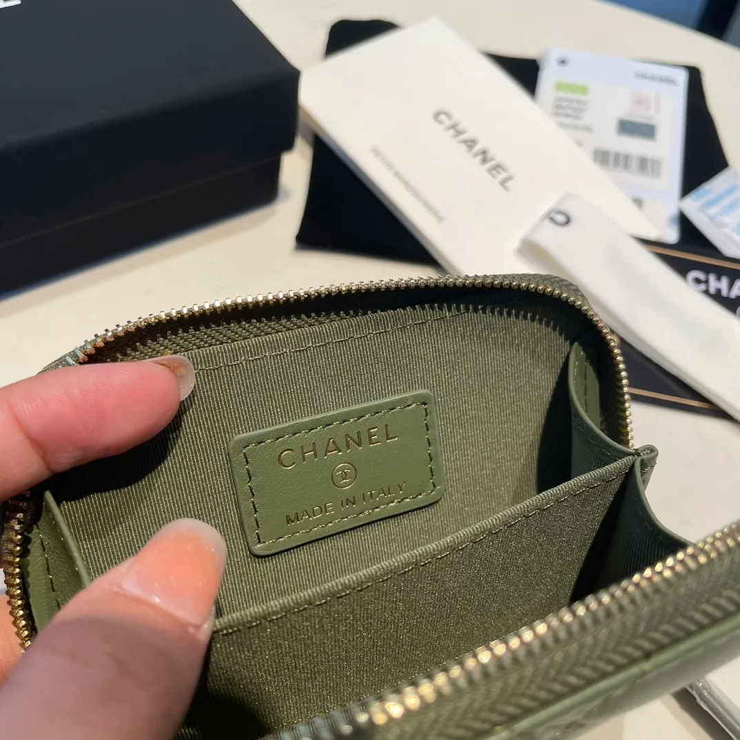 💰320😊Upgraded version💋🆕Ohanel new color🆕The latest zipper card holder with multiple card slots. The texture of goatskin is unparalleled. 😼The 19 series that is mainly recommended this season is a big rhombus with a strong retro style. I want to buy every color🧸 The logo is eye-catching and unique, the goatskin has a faint luster, and the temperament instantly ups and downs❣The fashionable style and style are also jointly created by Karl and Viard. The first series launched by the new artistic director will be a key recommendation of the brand from this year to next year, conveying the essence of the brand, with a full set of packaging 2701🍃size: 7.5*11cm