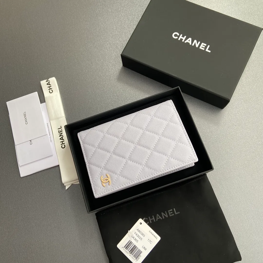 [Special grade hardware original leather] ¥280 Xiaoxiang passport holder series Quilted card holder with iconic metal logo Gold tone metal hardware, special Italian imported leather 4 card slots, 1 passport holder Number: 80385 Light purple thin ball light gold Size: w10×h15×d2cm