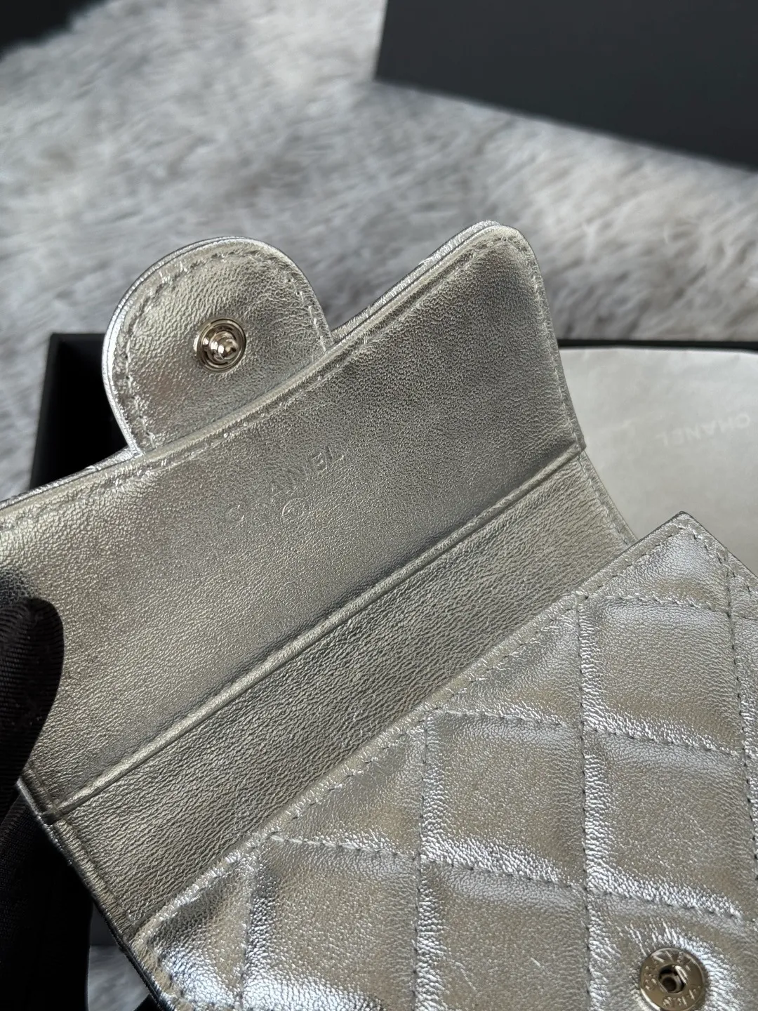 💰440💰 Lambskin CF short tri-fold wallet is now available! Chanel Grandma Xiang has 6 card slots, and there is a coin purse at the back, so you can put 2,000 Mao Zedong without any trouble at all! Delicate leather and gold hardware! Full of fashion sense, very fashionable, can be held in hand, can be put in the bag, very good for storage. Style number: 82288, size 10.5*11.5*3cm, color as shown in the picture, exclusive real shot