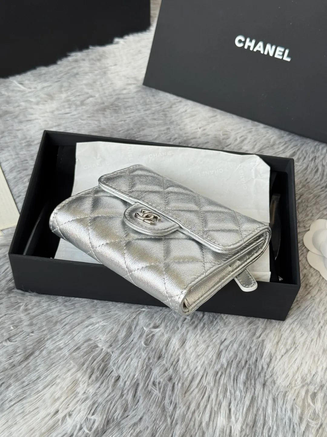 💰440💰 Lambskin CF short tri-fold wallet is now available! Chanel Grandma Xiang has 6 card slots, and there is a coin purse at the back, so you can put 2,000 Mao Zedong without any trouble at all! Delicate leather and gold hardware! Full of fashion sense, very fashionable, can be held in hand, can be put in the bag, very good for storage. Style number: 82288, size 10.5*11.5*3cm, color as shown in the picture, exclusive real shot