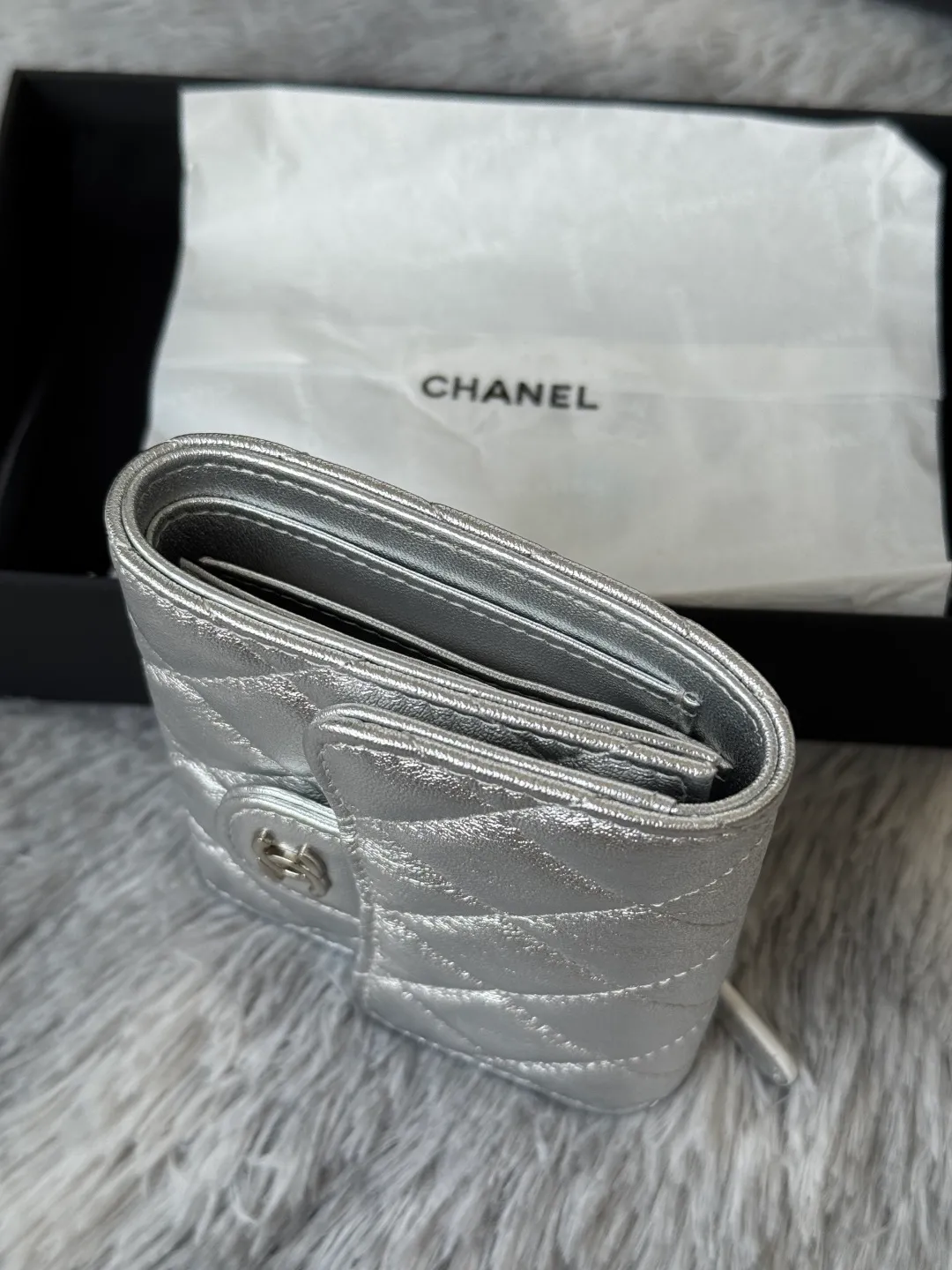 💰440💰 Lambskin CF short tri-fold wallet is now available! Chanel Grandma Xiang has 6 card slots, and there is a coin purse at the back, so you can put 2,000 Mao Zedong without any trouble at all! Delicate leather and gold hardware! Full of fashion sense, very fashionable, can be held in hand, can be put in the bag, very good for storage. Style number: 82288, size 10.5*11.5*3cm, color as shown in the picture, exclusive real shot