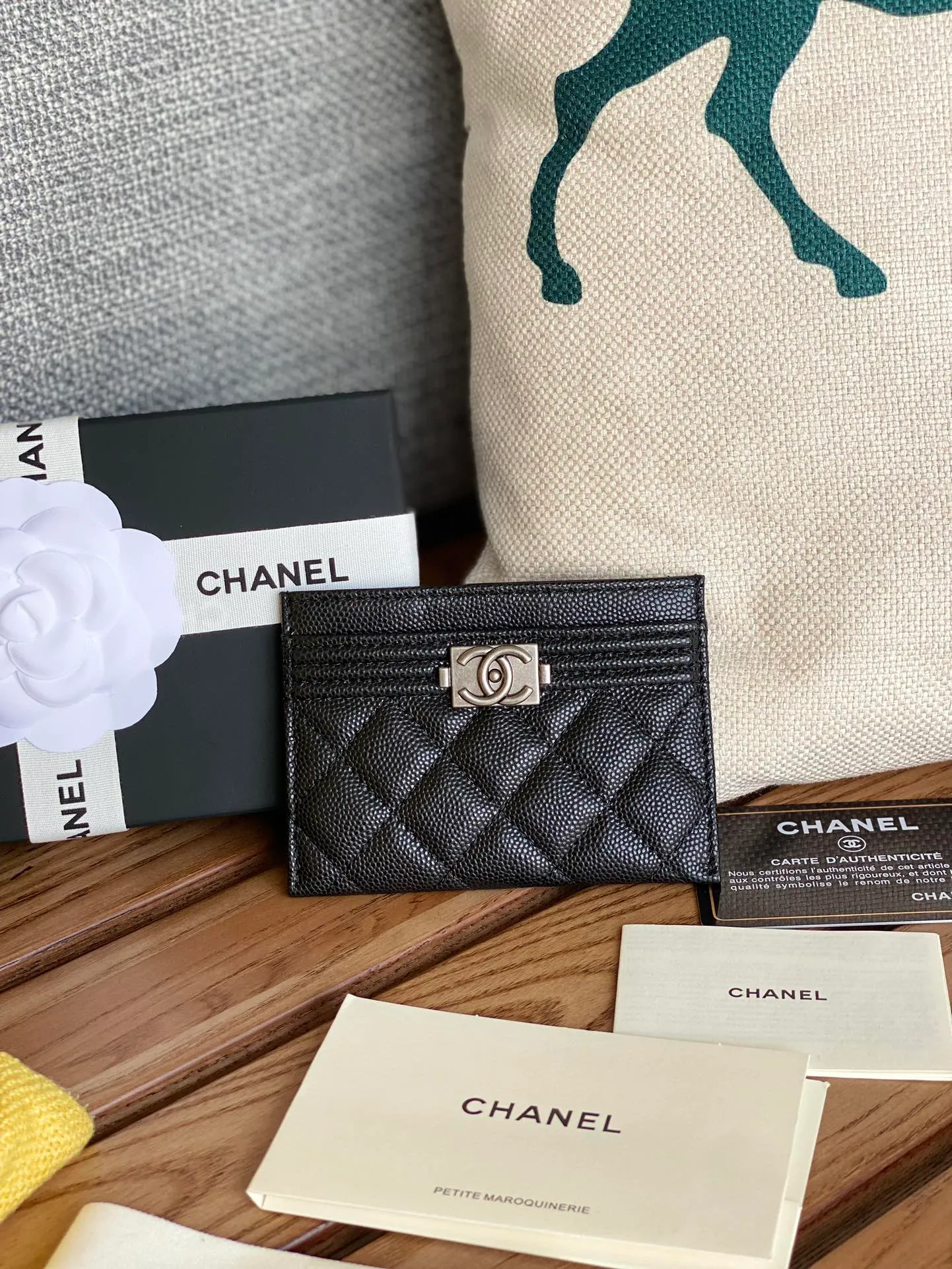 220💰CHANEL’s new leboy card holder has arrived! The imported rhombus pattern is very attractive! The retro gold buckle has an old-fashioned feel and is very fashionable and retro❤️This small card holder is very cost-effective, and you can also put some change in the three card slots👍Model number: 84431 Size: 11×7.5×1cm