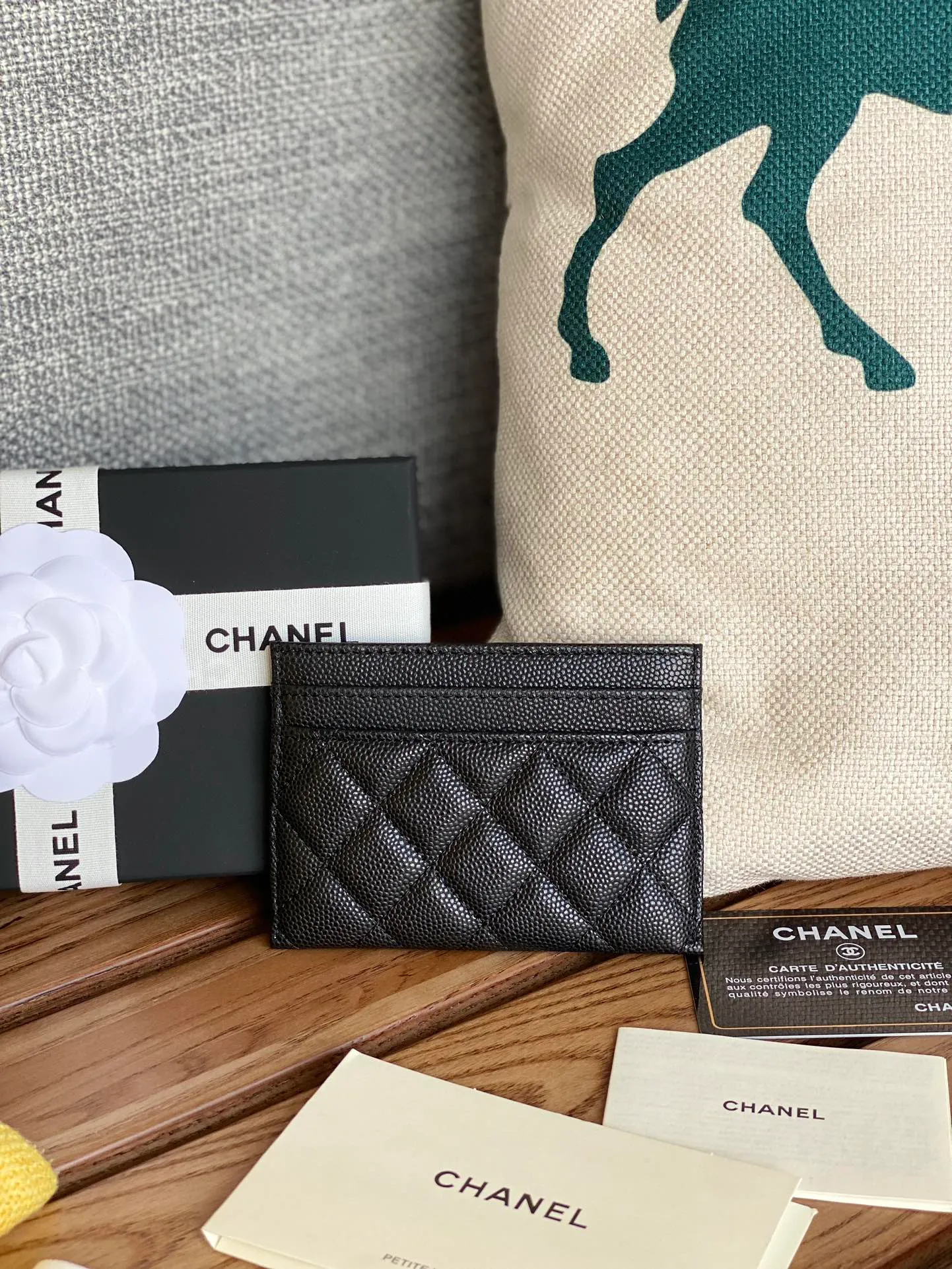 220💰CHANEL’s new leboy card holder has arrived! The imported rhombus pattern is very attractive! The retro gold buckle has an old-fashioned feel and is very fashionable and retro❤️This small card holder is very cost-effective, and you can also put some change in the three card slots👍Model number: 84431 Size: 11×7.5×1cm