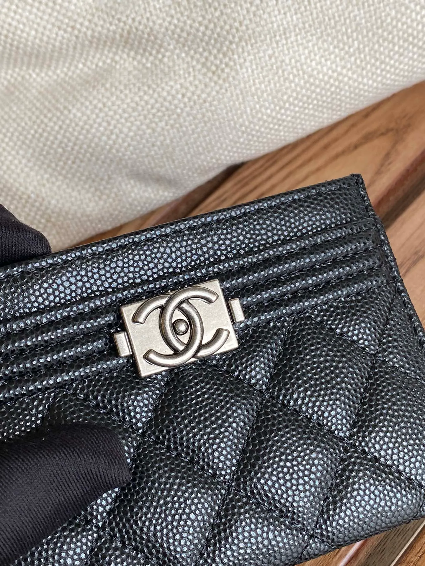 220💰CHANEL’s new leboy card holder has arrived! The imported rhombus pattern is very attractive! The retro gold buckle has an old-fashioned feel and is very fashionable and retro❤️This small card holder is very cost-effective, and you can also put some change in the three card slots👍Model number: 84431 Size: 11×7.5×1cm