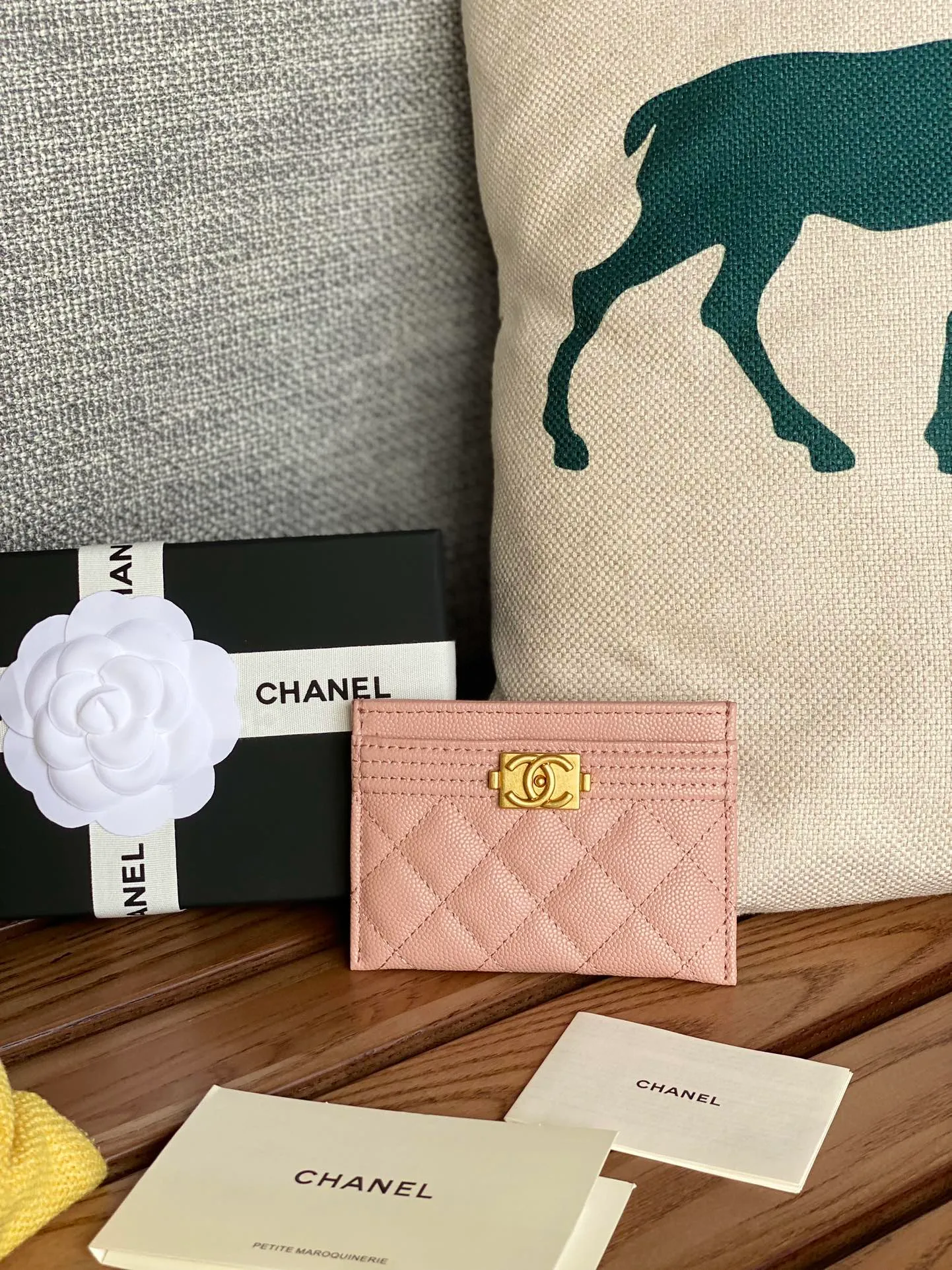 220💰CHANEL’s new leboy card holder has arrived! The imported rhombus pattern is very attractive! The retro gold buckle has an old-fashioned feel and is very fashionable and retro❤️This small card holder is very cost-effective, and you can also put some change in the three card slots👍Model number: 84431 Size: 11×7.5×1cm