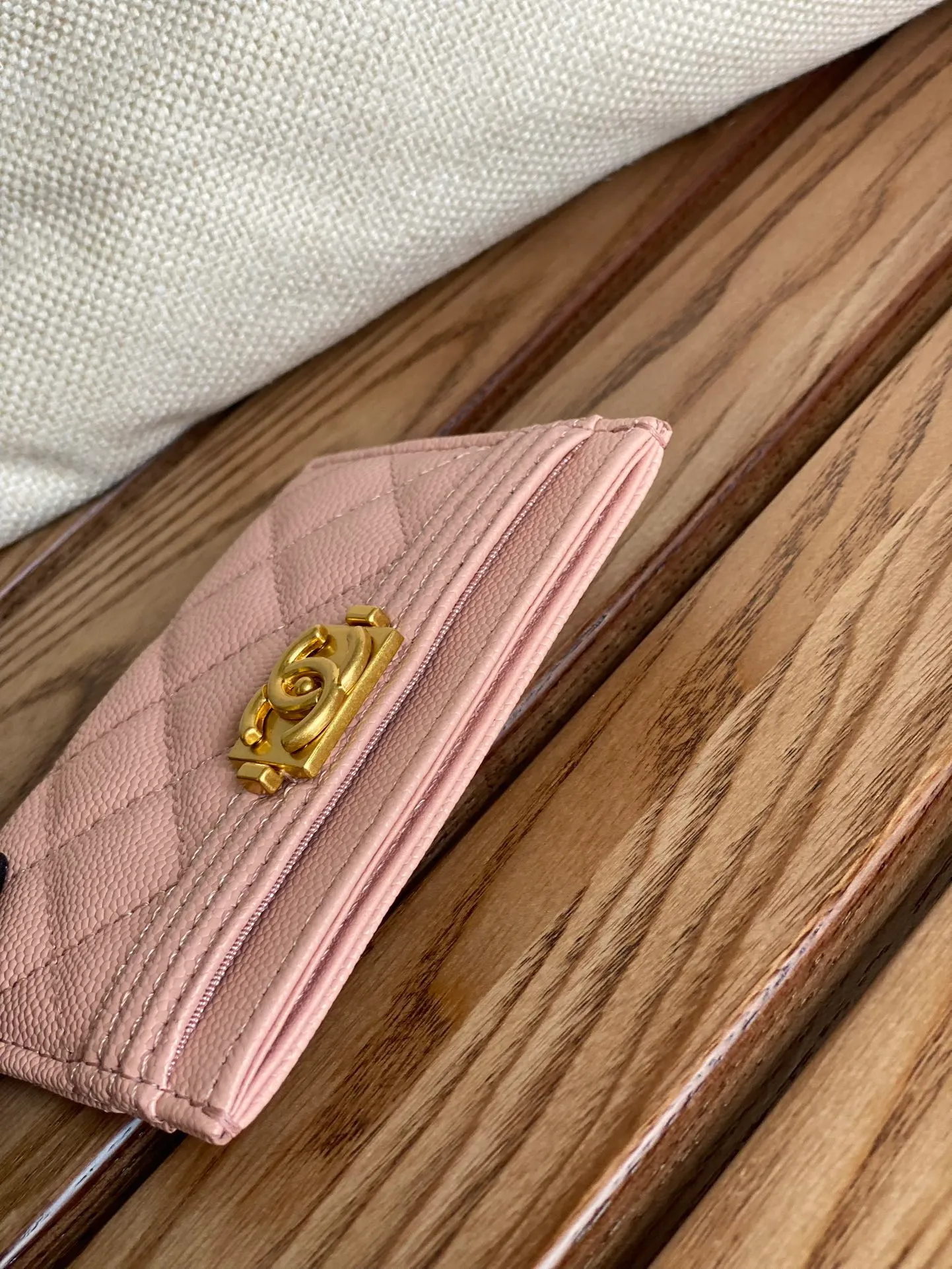 220💰CHANEL’s new leboy card holder has arrived! The imported rhombus pattern is very attractive! The retro gold buckle has an old-fashioned feel and is very fashionable and retro❤️This small card holder is very cost-effective, and you can also put some change in the three card slots👍Model number: 84431 Size: 11×7.5×1cm