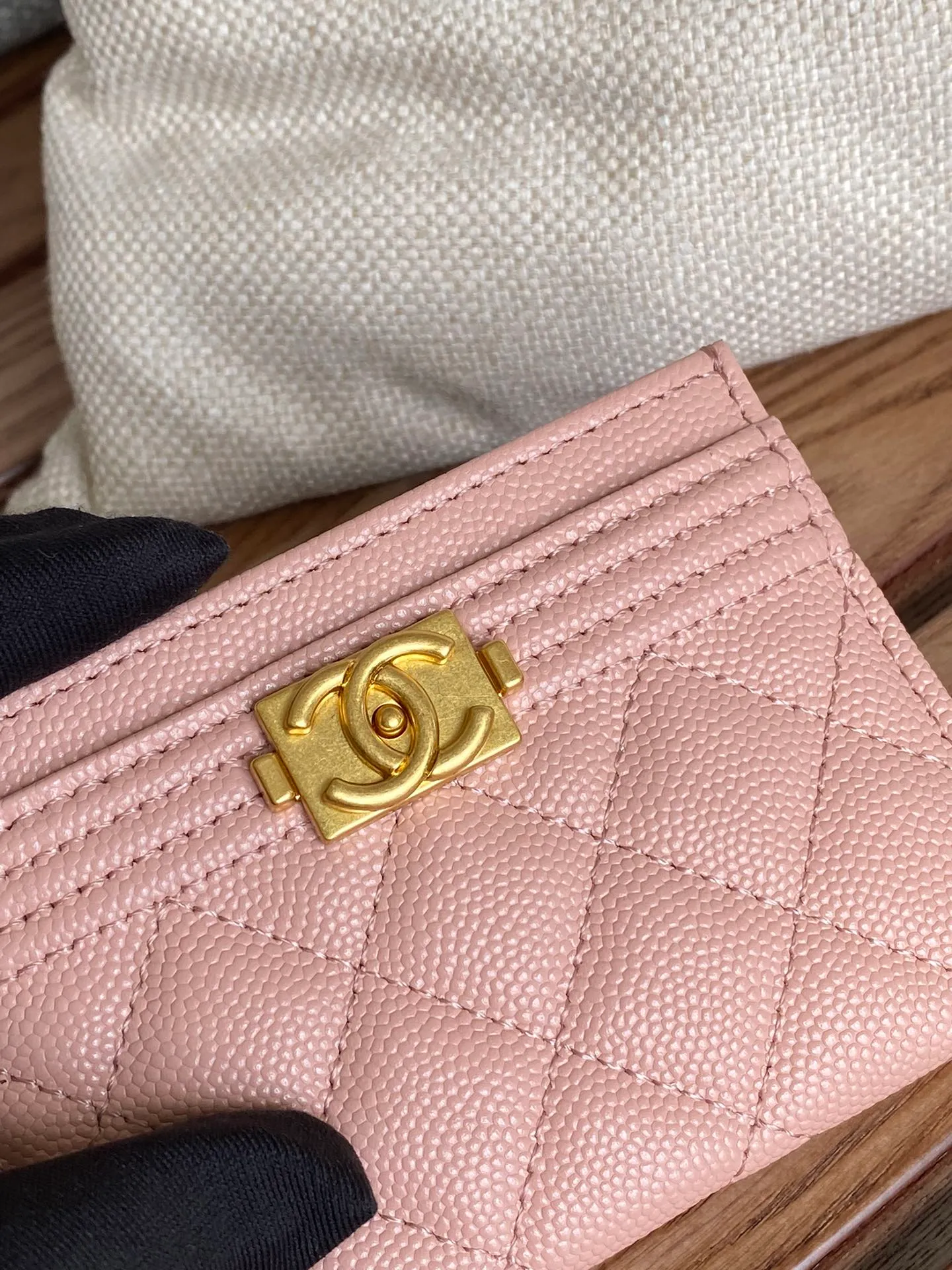 220💰CHANEL’s new leboy card holder has arrived! The imported rhombus pattern is very attractive! The retro gold buckle has an old-fashioned feel and is very fashionable and retro❤️This small card holder is very cost-effective, and you can also put some change in the three card slots👍Model number: 84431 Size: 11×7.5×1cm
