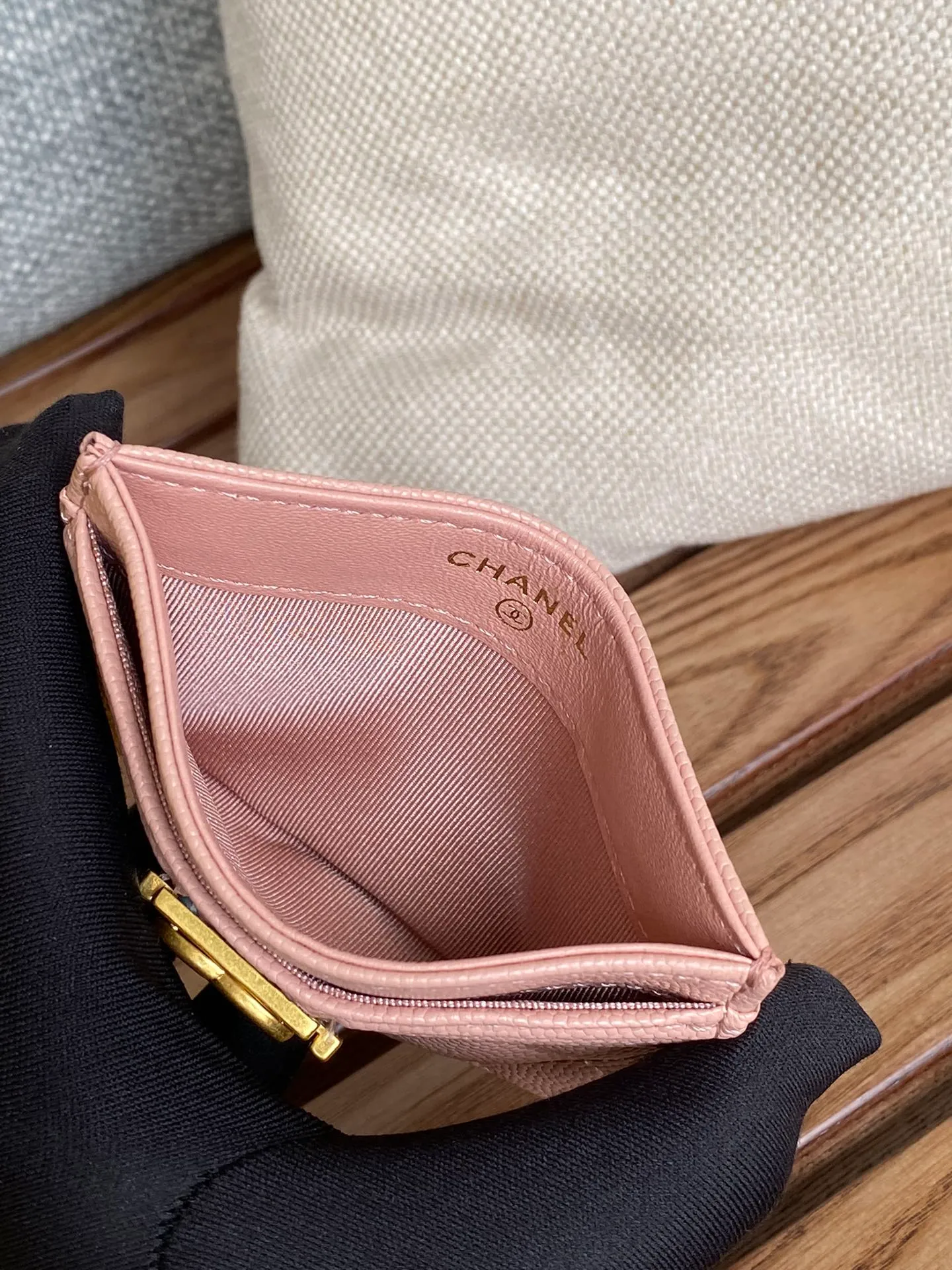 220💰CHANEL’s new leboy card holder has arrived! The imported rhombus pattern is very attractive! The retro gold buckle has an old-fashioned feel and is very fashionable and retro❤️This small card holder is very cost-effective, and you can also put some change in the three card slots👍Model number: 84431 Size: 11×7.5×1cm