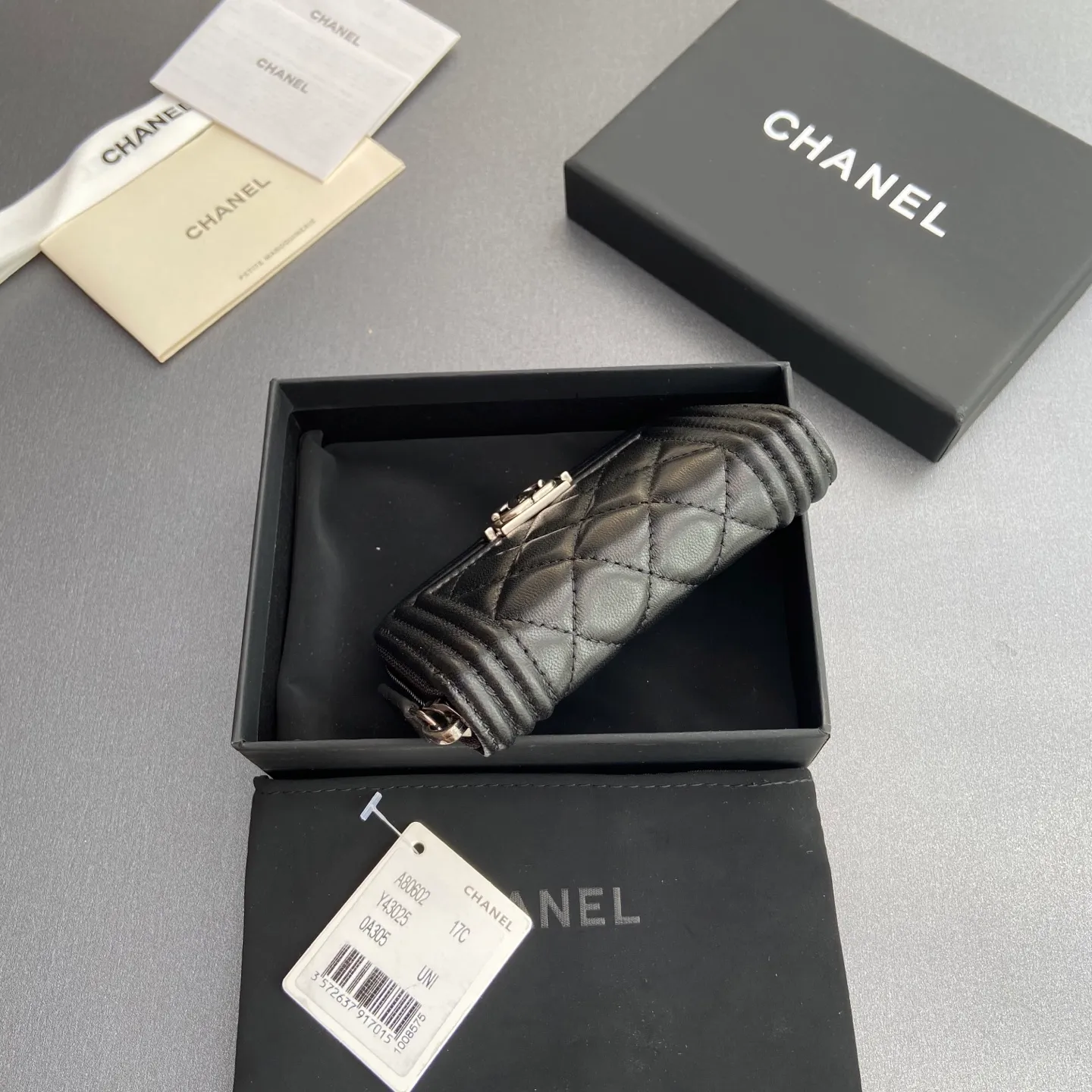 Xiaoxiang imported Italian leather Item number: A80602 Price: 320 Size: w11×h7.5×d2cm Color: black sheepskin silver hardware