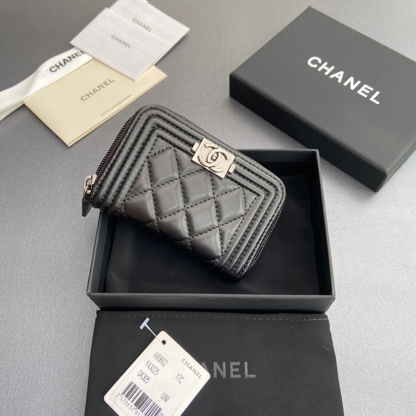 Xiaoxiang imported Italian leather Item number: A80602 Price: 320 Size: w11×h7.5×d2cm Color: black sheepskin silver hardware