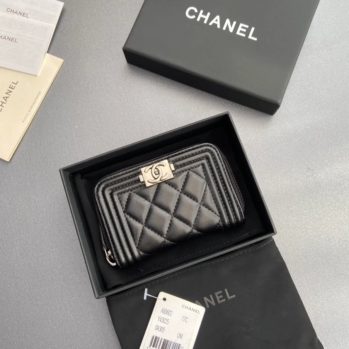 Xiaoxiang imported Italian leather Item number: A80602 Price: 320 Size: w11×h7.5×d2cm Color: black sheepskin silver hardware