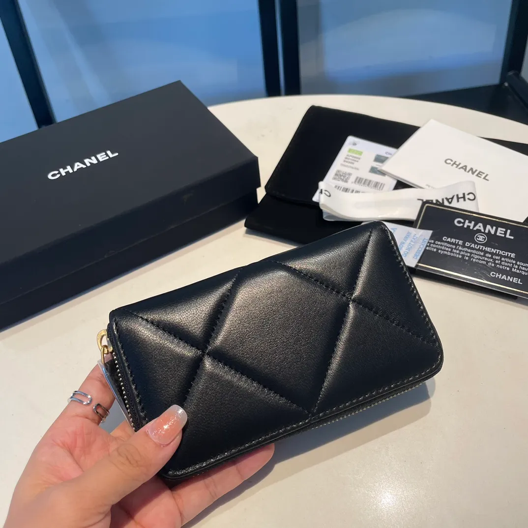 💰520😊 Upgraded version💋🆕 Ohanel new color🆕The latest mid-size zipper card holder is also a wallet, the cabinet design is very special, with four card slots 💞The texture of goatskin is invincible 😼This season’s main 19 series is a big rhombus with a strong retro style👝 Are there any people who want to buy every color?🧸 The logo is eye-catching and unique, the goatskin has a light luster, and the temperament is instantly upupup❣The fashionable style and style are also jointly created by Karl and Viard. The first series launched by the new artistic director will be a key recommendation of the brand from this year to next year, conveying the essence of the brand, with a full set of packaging 0943🍃size: 16.5*9cm