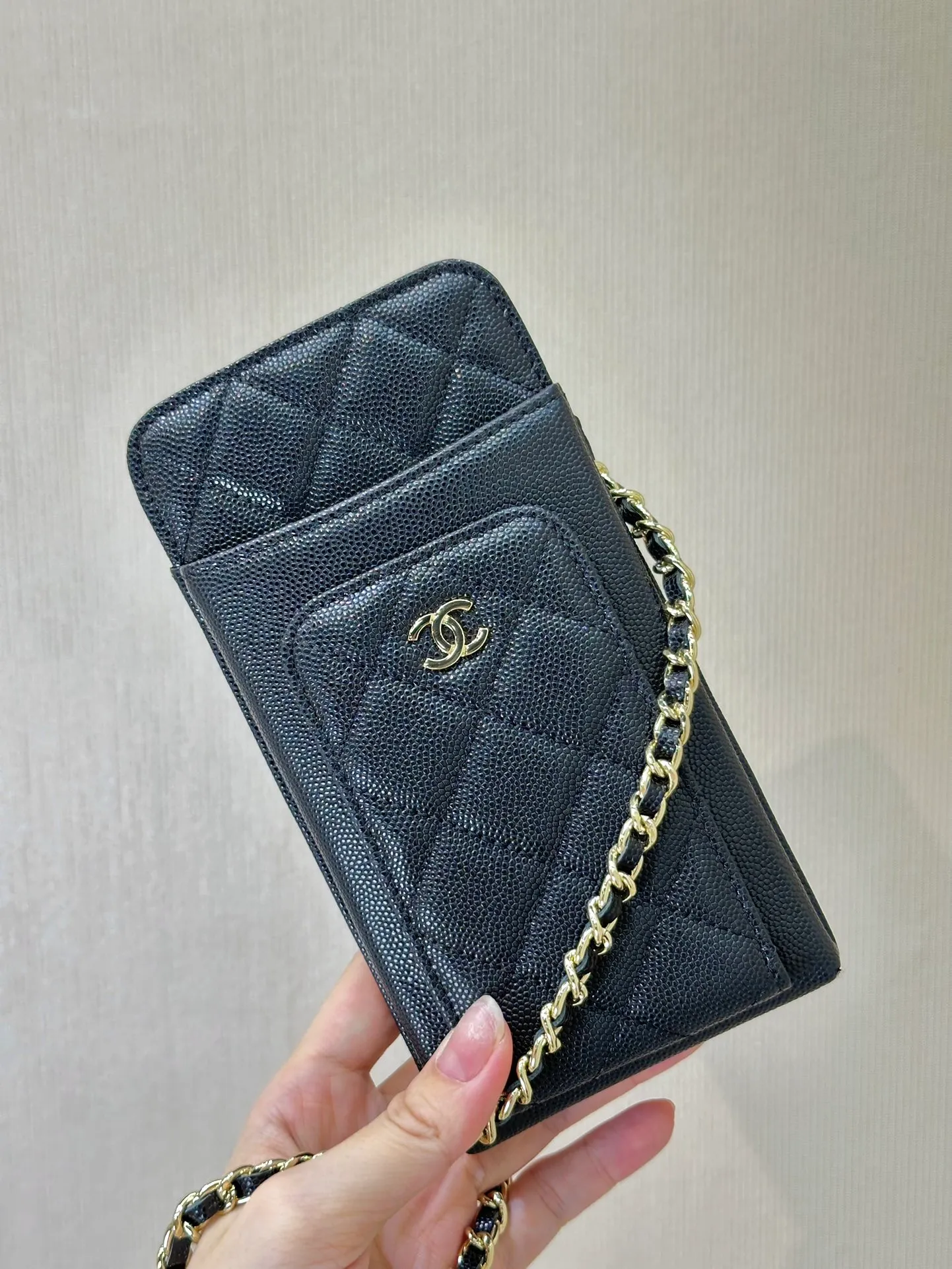 0990 In terms of craftsmanship: Small bags are more difficult. The smaller they are, the more delicate they are. There is no room for negligence in workmanship. The edge-cut process, the number of needles and pinholes are symmetrical, and all kinds of tricky craftsmanship. You can only admire Xiaoxiang’s OEM technology. Take a look at this for yourself after receiving the goods. The real thing is really different ~