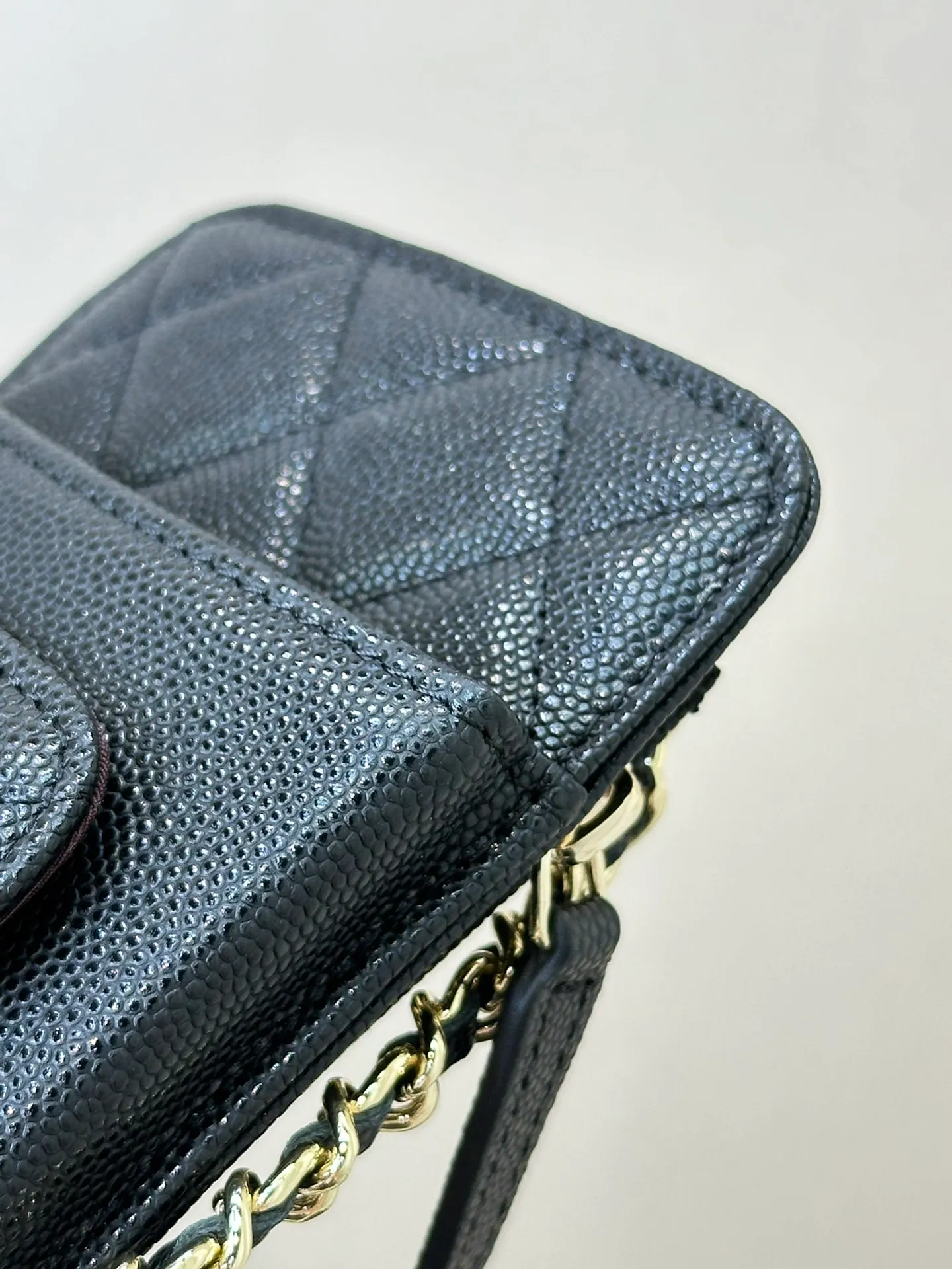 0990 In terms of craftsmanship: Small bags are more difficult. The smaller they are, the more delicate they are. There is no room for negligence in workmanship. The edge-cut process, the number of needles and pinholes are symmetrical, and all kinds of tricky craftsmanship. You can only admire Xiaoxiang’s OEM technology. Take a look at this for yourself after receiving the goods. The real thing is really different ~