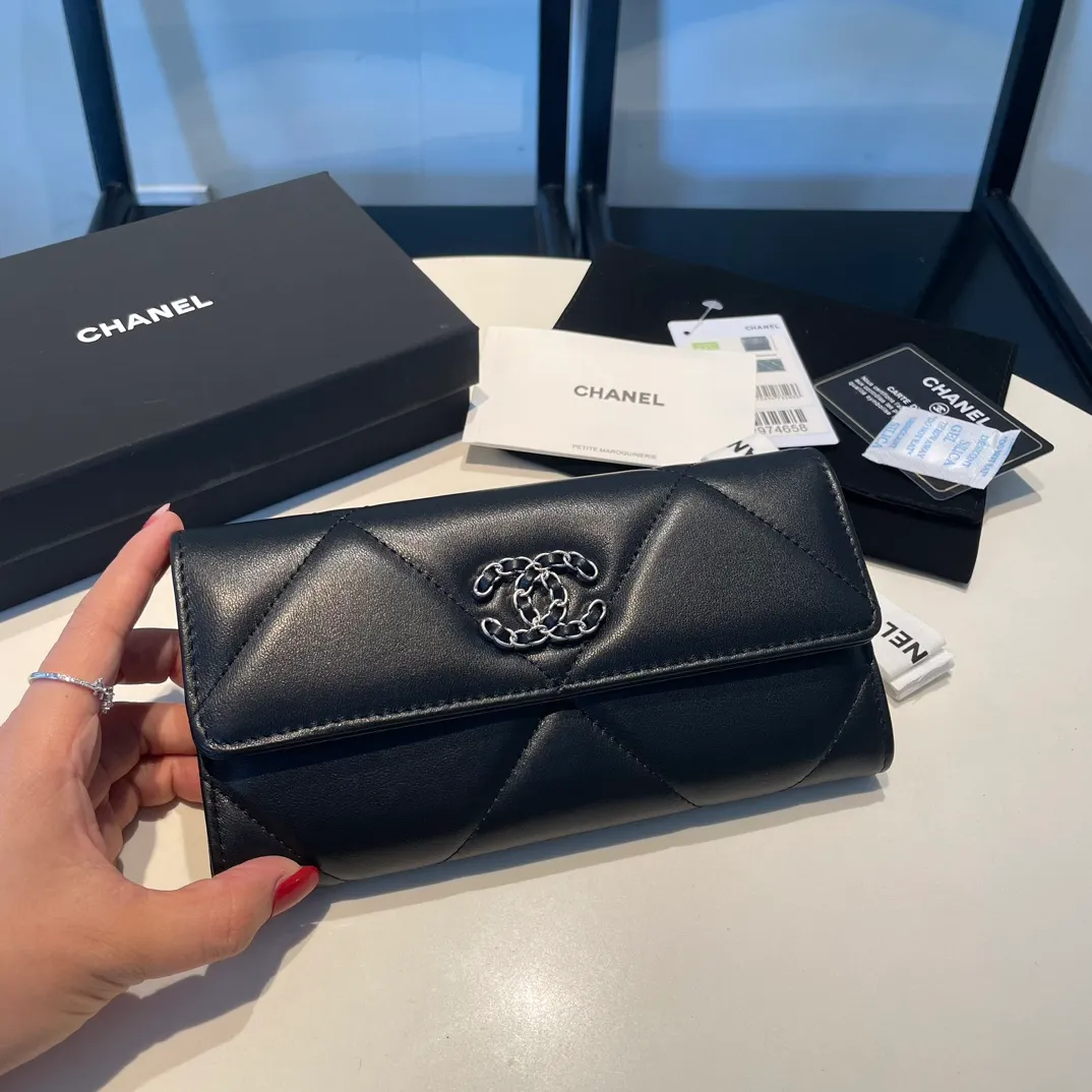 💰580😊 Upgraded version💋🆕 Ohanel new color🆕The latest long snap wallet, the texture of goatskin is invincible 😼The 19 series that is the main promotion this season is the big rhombus, with a strong retro style👝 Are there any people who want to buy each color🧸 The logo is eye-catching and unique, the goatskin has a light luster, and the temperament instantly ups and downs❣The fashionable style and style are also co-created by Karl and Viard. The first series launched by the new artistic director will be a key recommendation of the brand from this year to next year, conveying the essence of the brand, with a full set of packaging 0955🍃 Size: 19.5*12.5cm