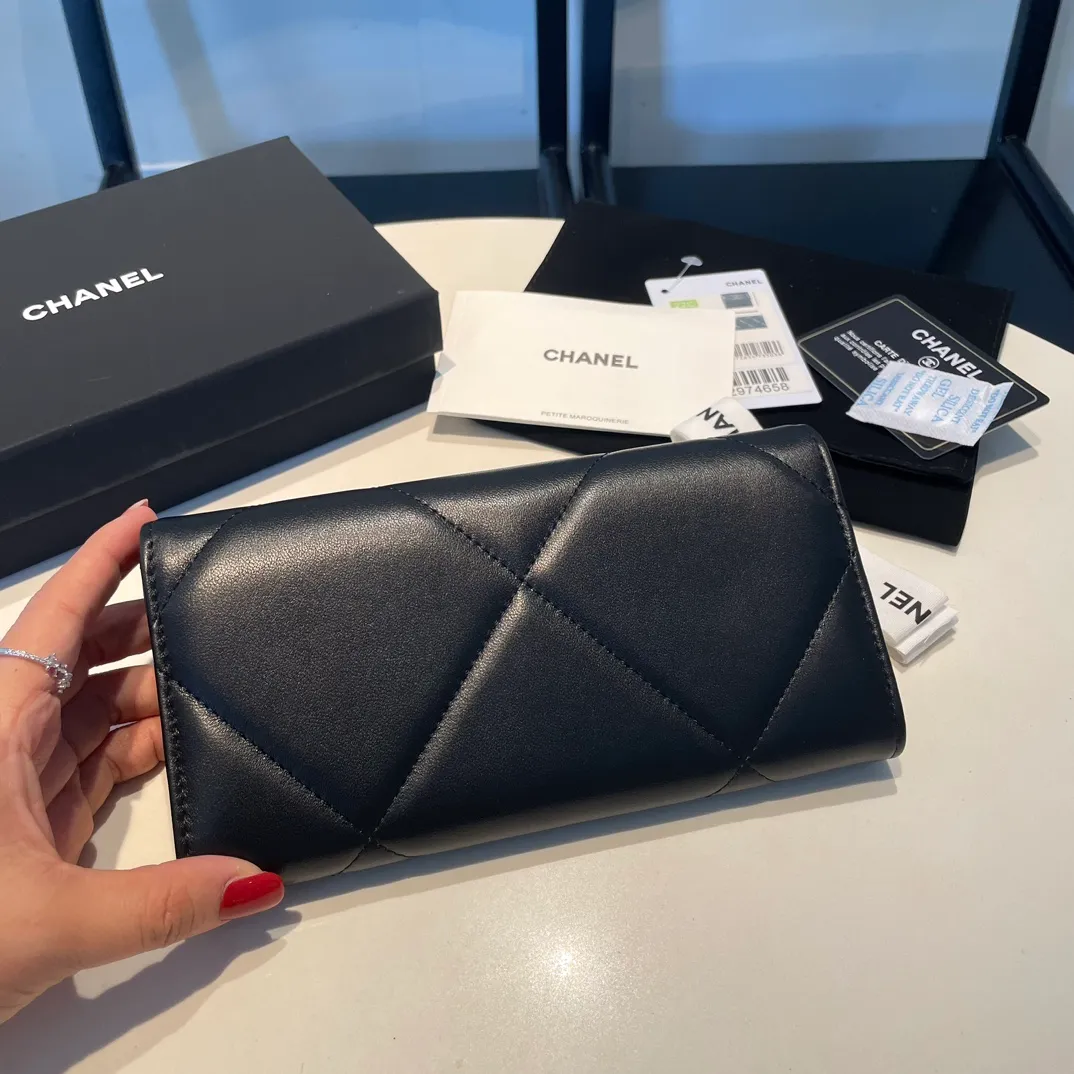 💰580😊 Upgraded version💋🆕 Ohanel new color🆕The latest long snap wallet, the texture of goatskin is invincible 😼The 19 series that is the main promotion this season is the big rhombus, with a strong retro style👝 Are there any people who want to buy each color🧸 The logo is eye-catching and unique, the goatskin has a light luster, and the temperament instantly ups and downs❣The fashionable style and style are also co-created by Karl and Viard. The first series launched by the new artistic director will be a key recommendation of the brand from this year to next year, conveying the essence of the brand, with a full set of packaging 0955🍃 Size: 19.5*12.5cm