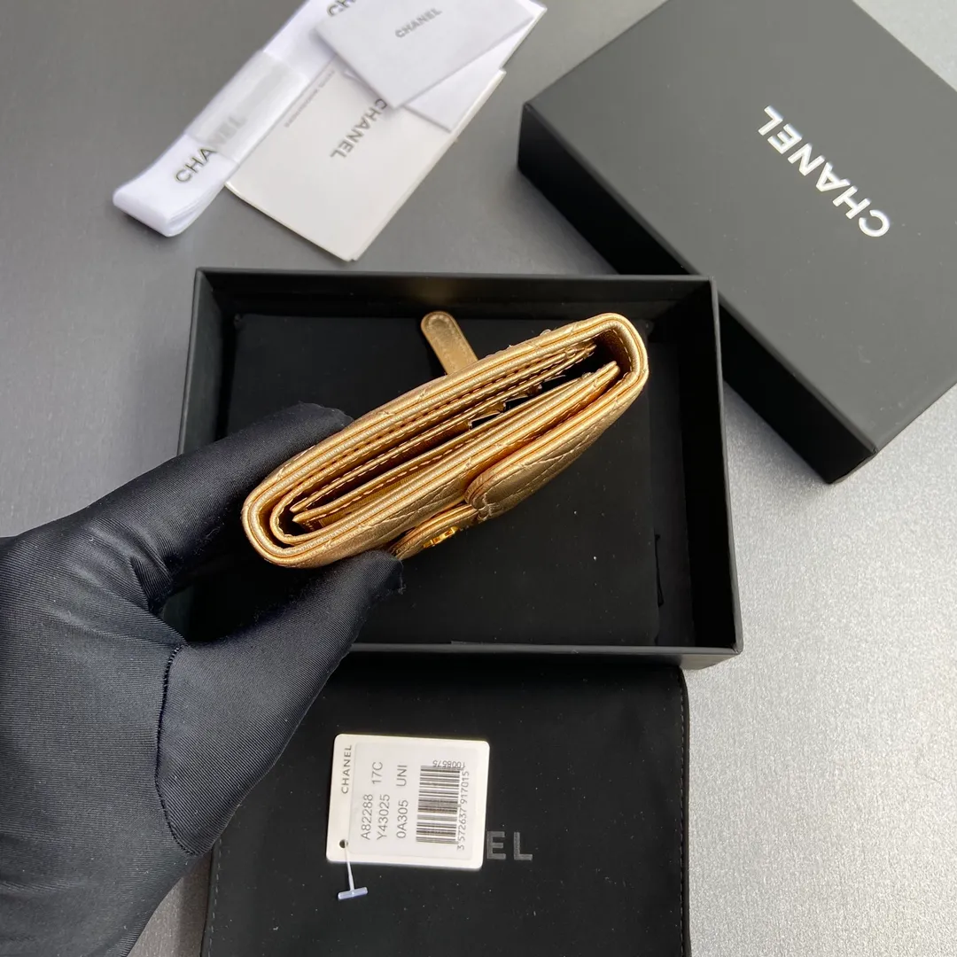 [Imported leather from Italy] ¥440 Special golden sheep leather Gold tone metal hardware 6 card slots 1 banknote compartment 1 coin zipper bag No.: 82288 Size: w10.5×h11.5×d3cm