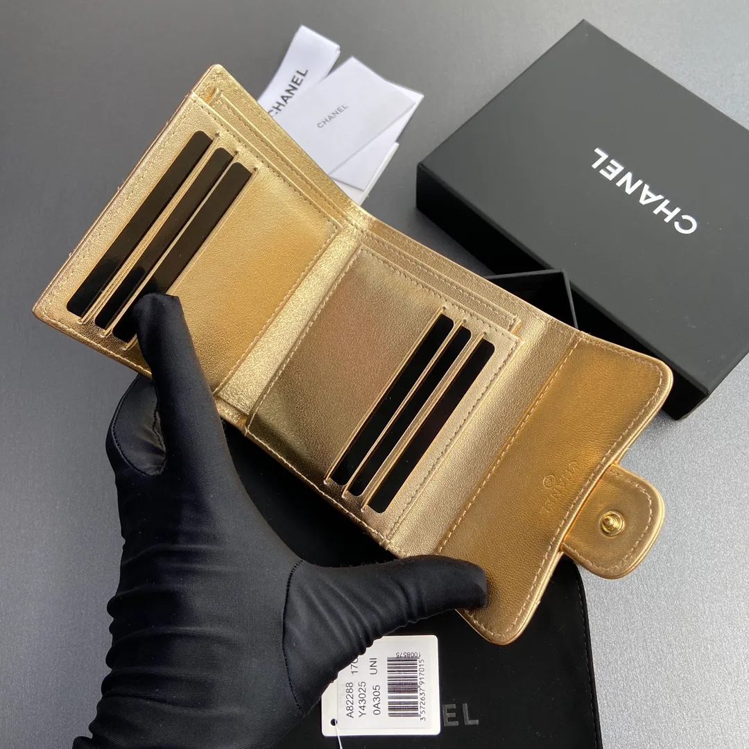 [Imported leather from Italy] ¥440 Special golden sheep leather Gold tone metal hardware 6 card slots 1 banknote compartment 1 coin zipper bag No.: 82288 Size: w10.5×h11.5×d3cm